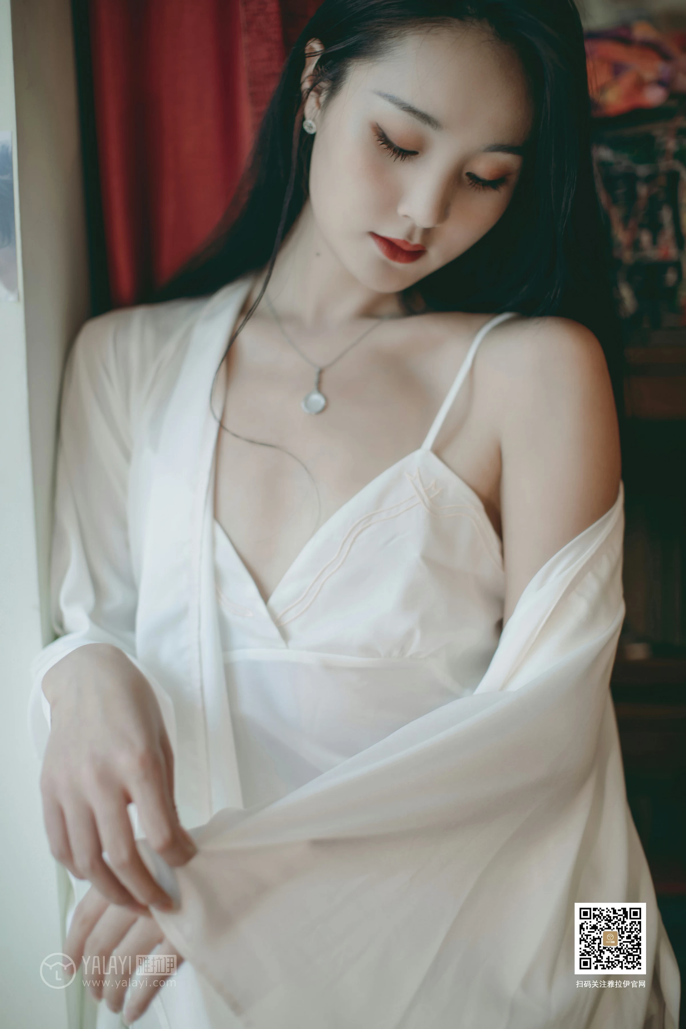 [YALAYI雅拉伊]No.361 Elegant 项兴咏 白色睡衣加白色吊带内衣性感私房写真集第9张