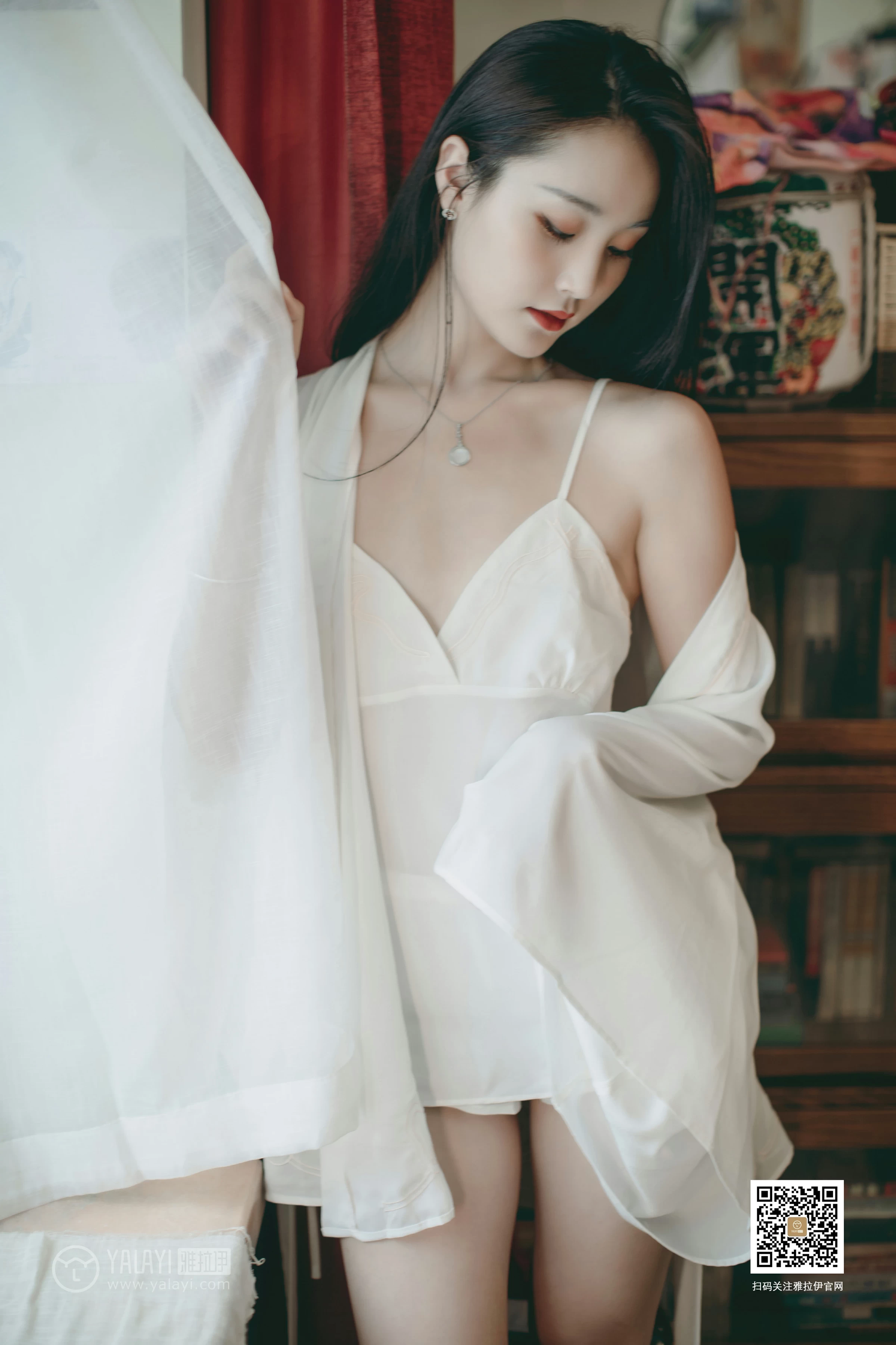 [YALAYI雅拉伊]No.361 Elegant 项兴咏 白色睡衣加白色吊带内衣性感私房写真集第10张