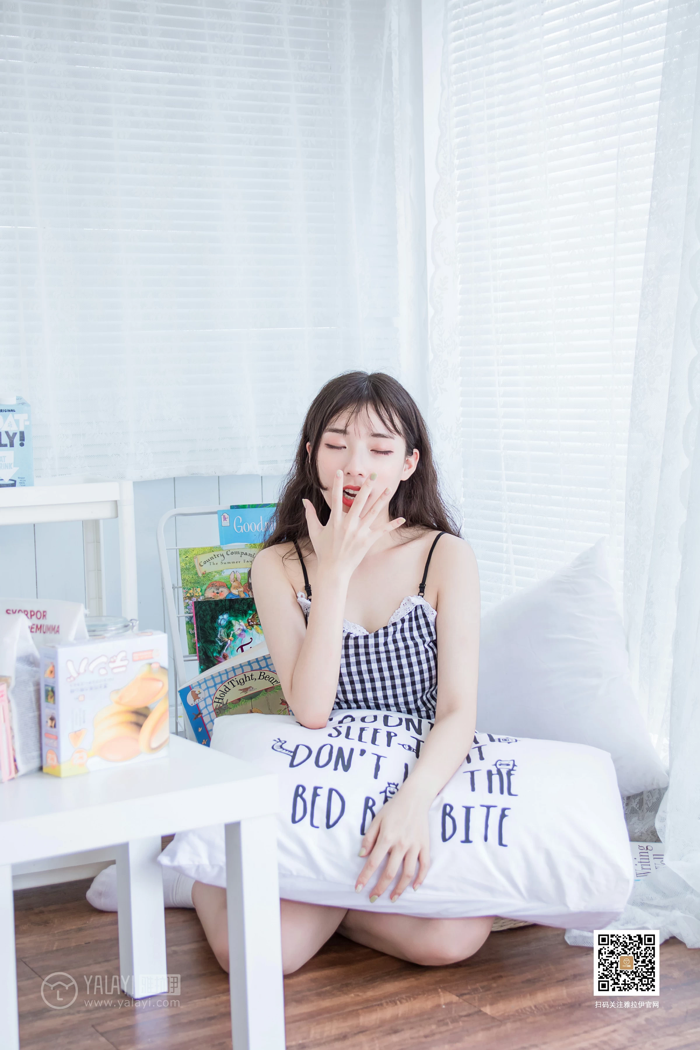 [YALAYI雅拉伊]No.369 一双白袜子 阿橙 吊带小背心加短裤性感私房写真集第11张