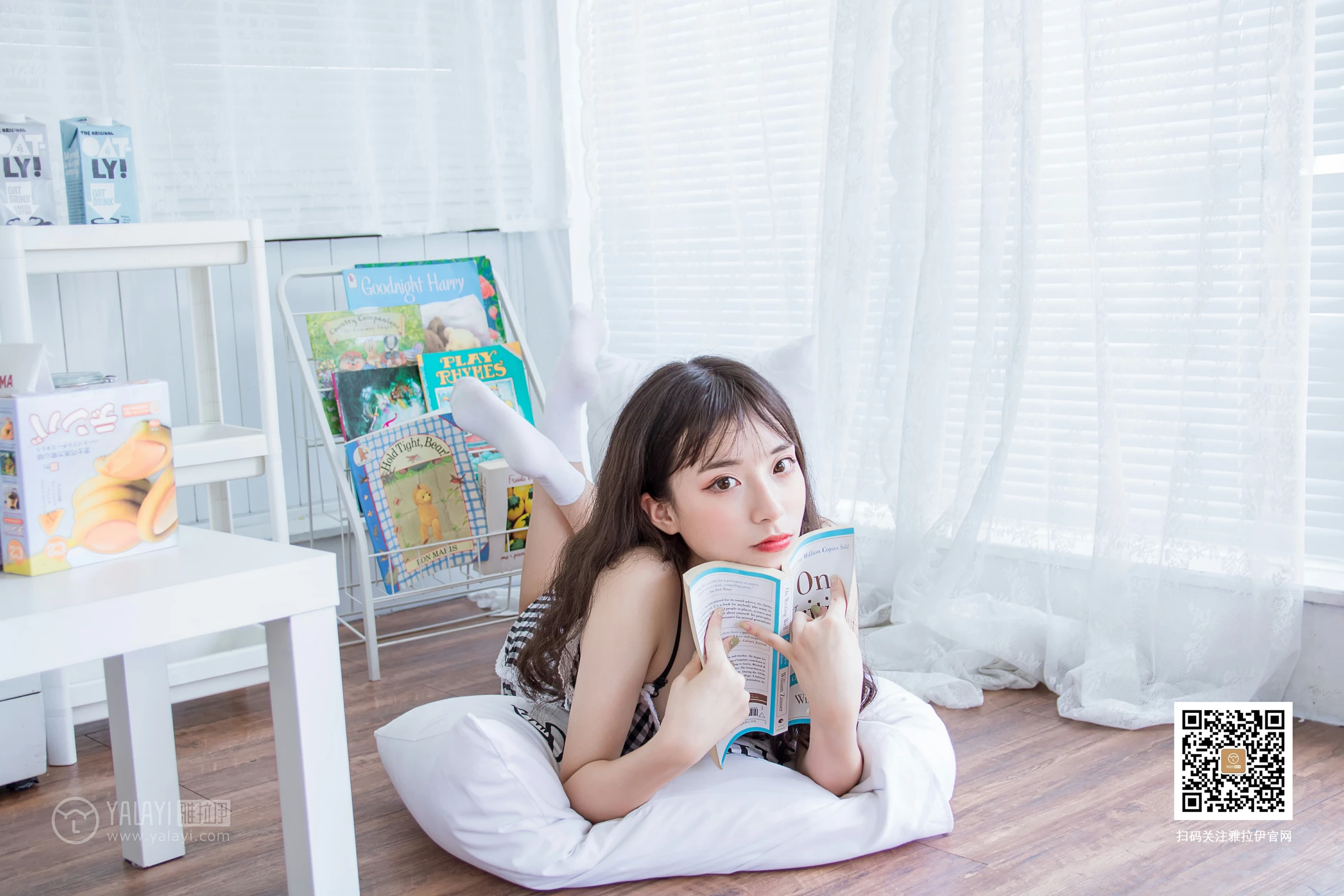 [YALAYI雅拉伊]No.369 一双白袜子 阿橙 吊带小背心加短裤性感私房写真集第12张