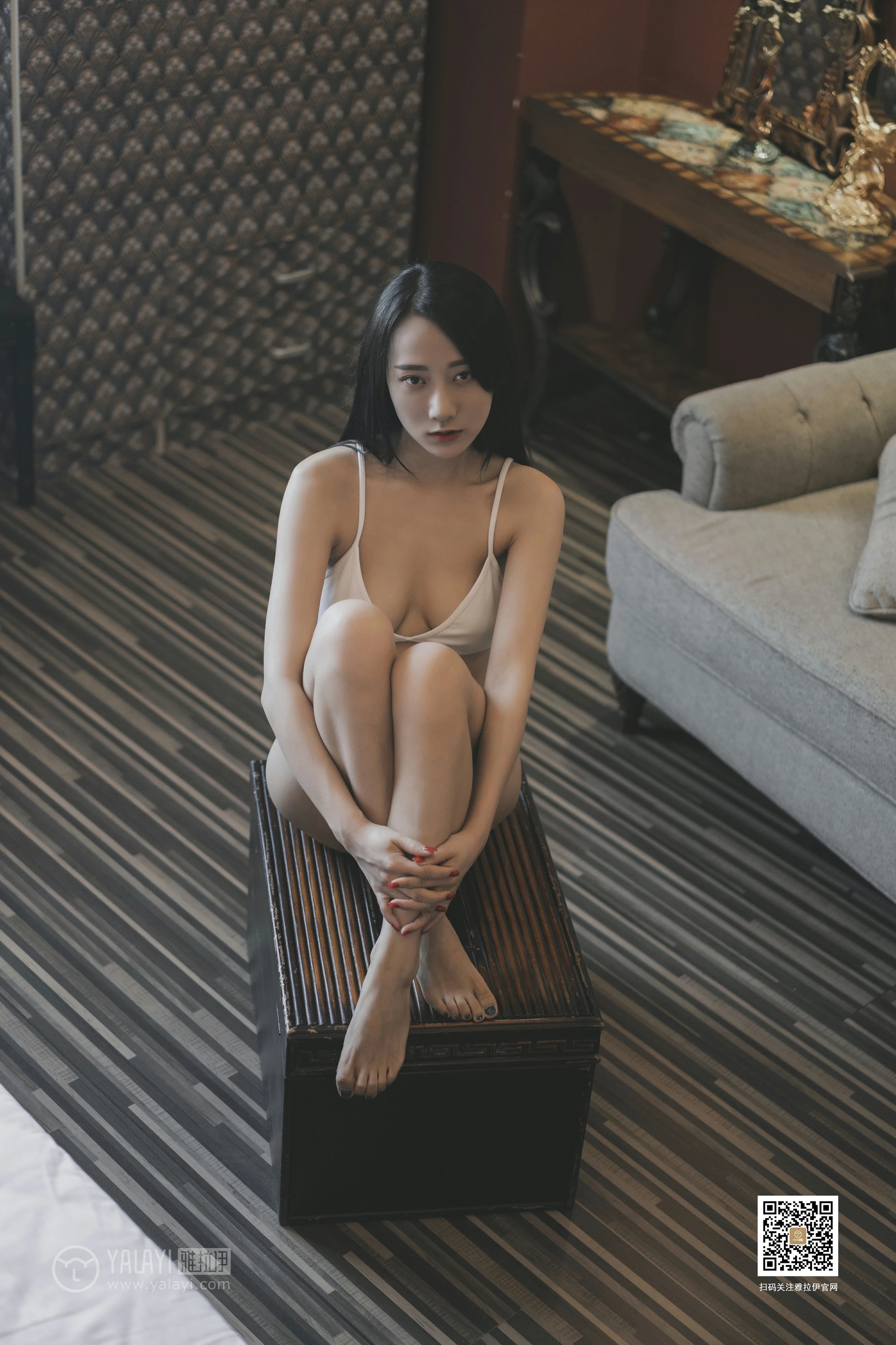 [YALAYI雅拉伊]No.363 女白领的私房照 何嘉颖 白色性感内衣居家私房写真集第15张