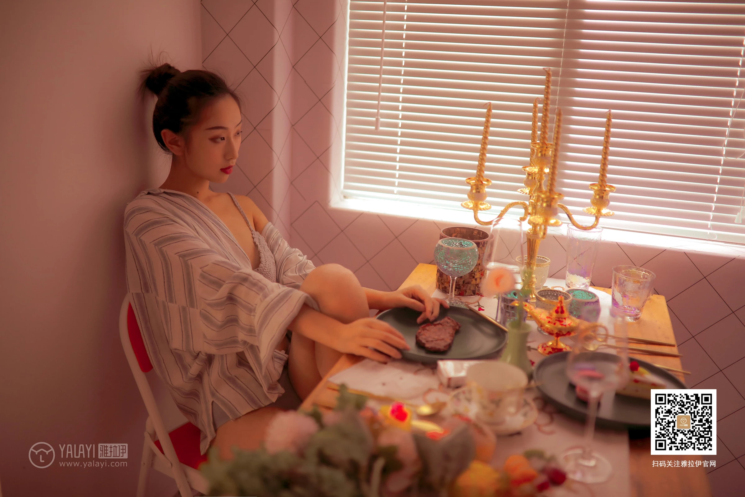 [YALAYI雅拉伊]No.365 情关难解 晓琪 黑色性感小背心与红色长裤加黑色内衣私房写真集第6张