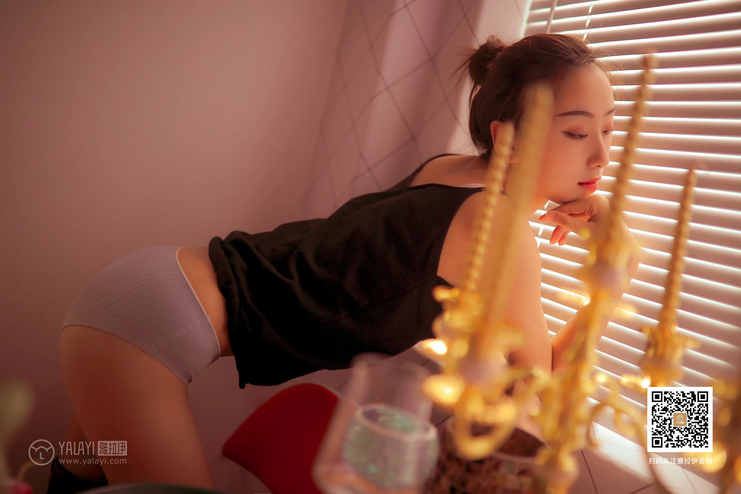 [YALAYI雅拉伊]No.365 情关难解 晓琪 黑色性感小背心与红色长裤加黑色内衣私房写真集第9张