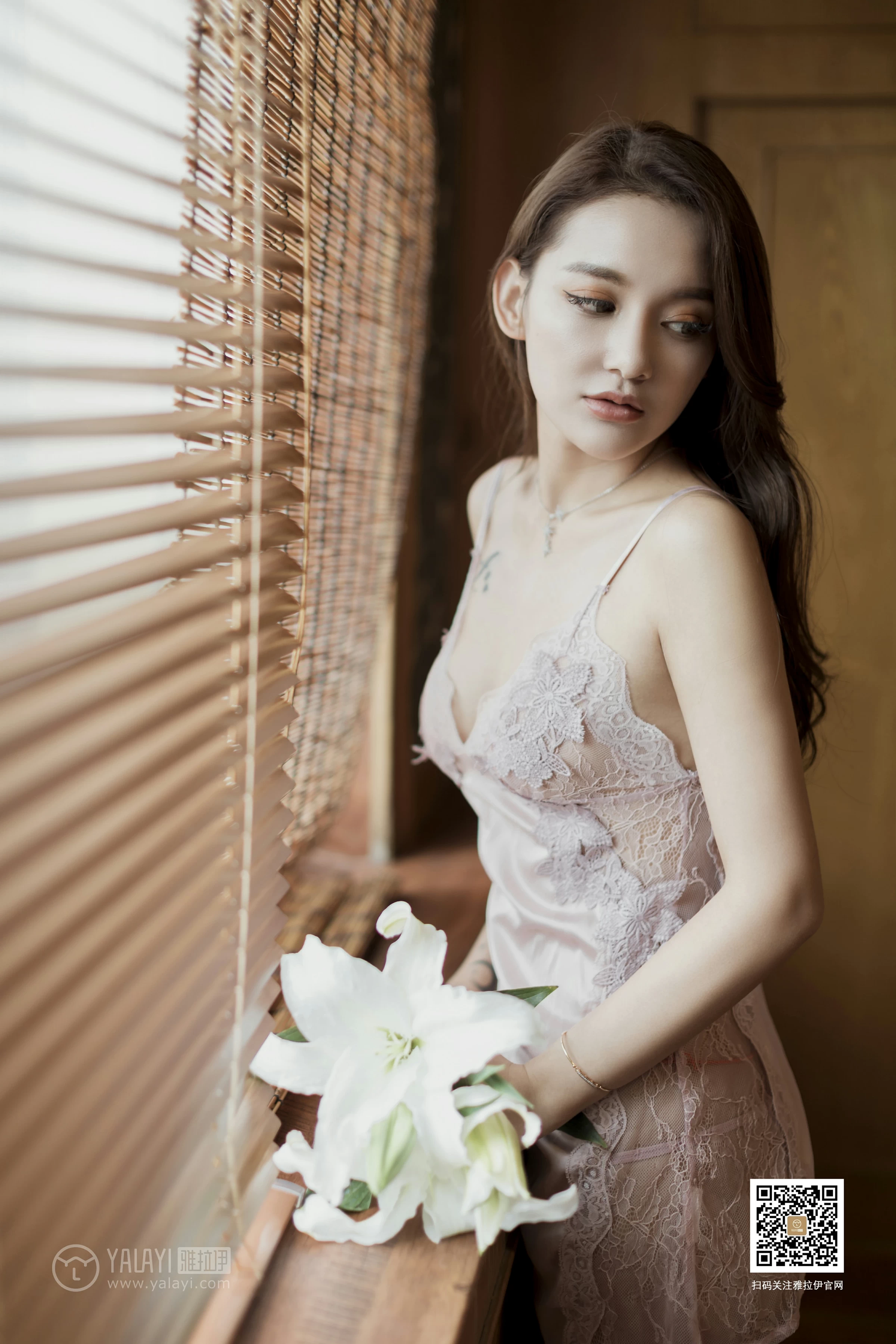 [YALAYI雅拉伊]No.377 异域丝情 刘子炀 粉色蕾丝睡衣加肉色丝袜美腿性感私房写真集第7张