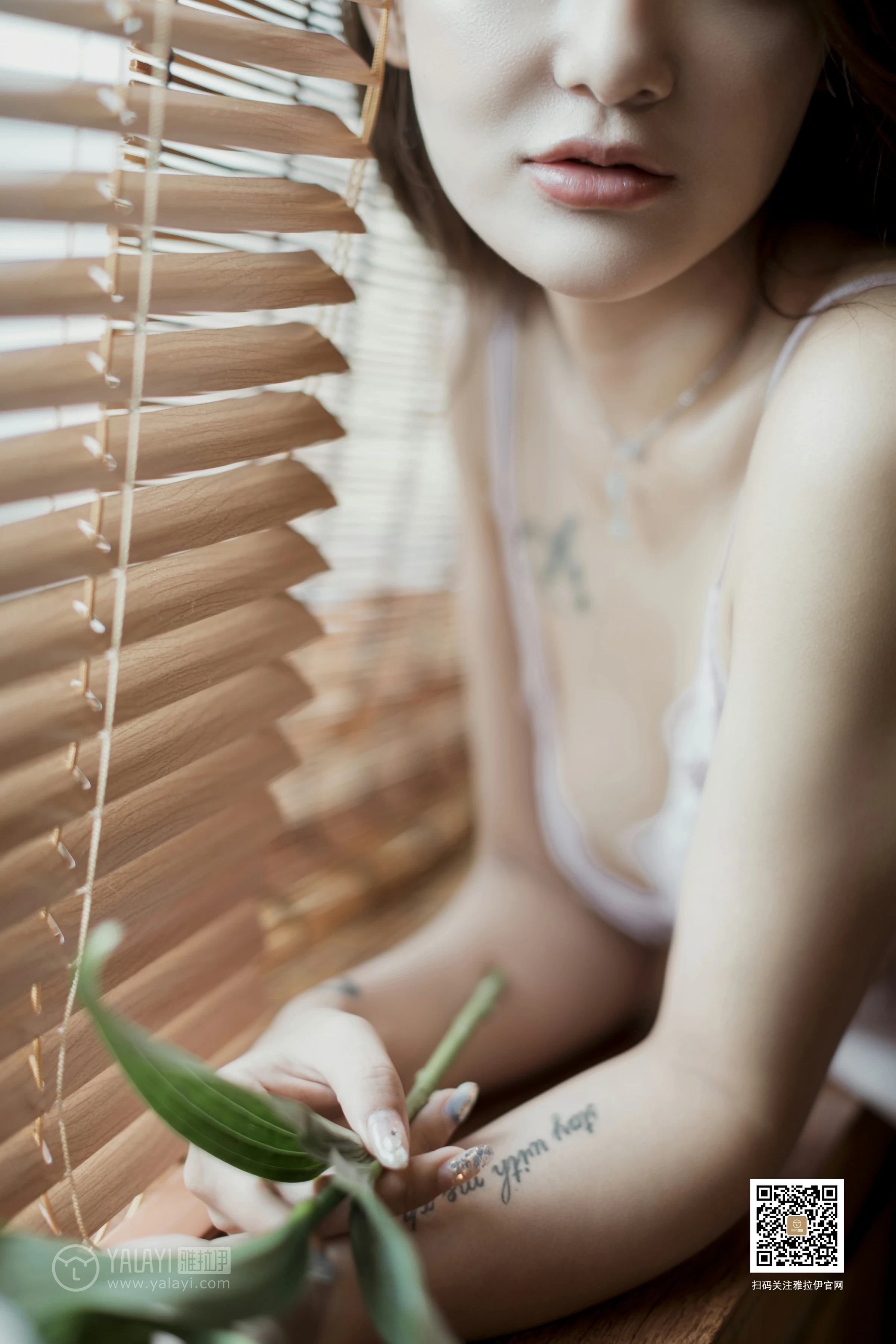 [YALAYI雅拉伊]No.377 异域丝情 刘子炀 粉色蕾丝睡衣加肉色丝袜美腿性感私房写真集第10张