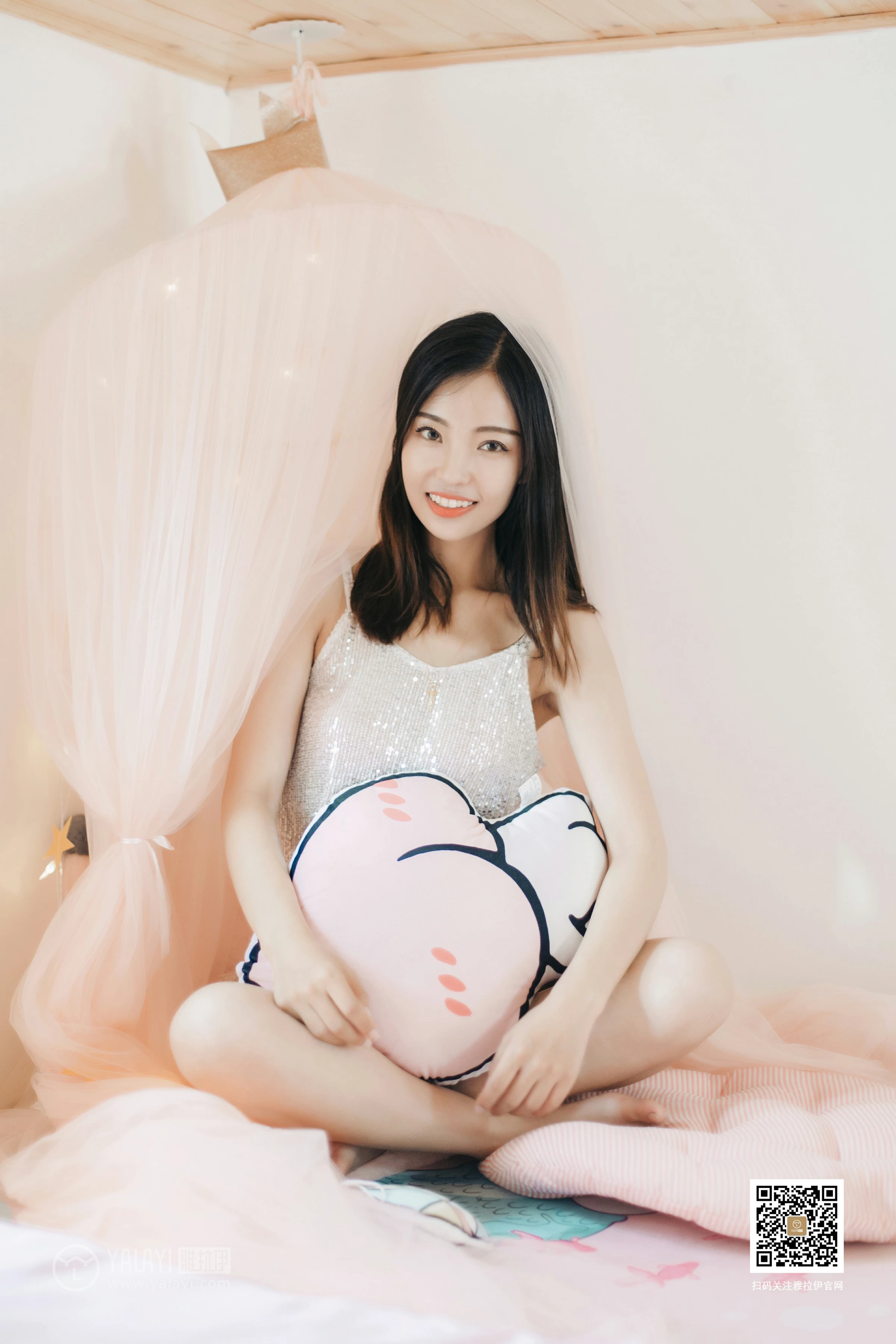 [YALAYI雅拉伊]No.374 心动的信号 高若童 银色性感小背心加白色情趣内裤私房写真集第3张