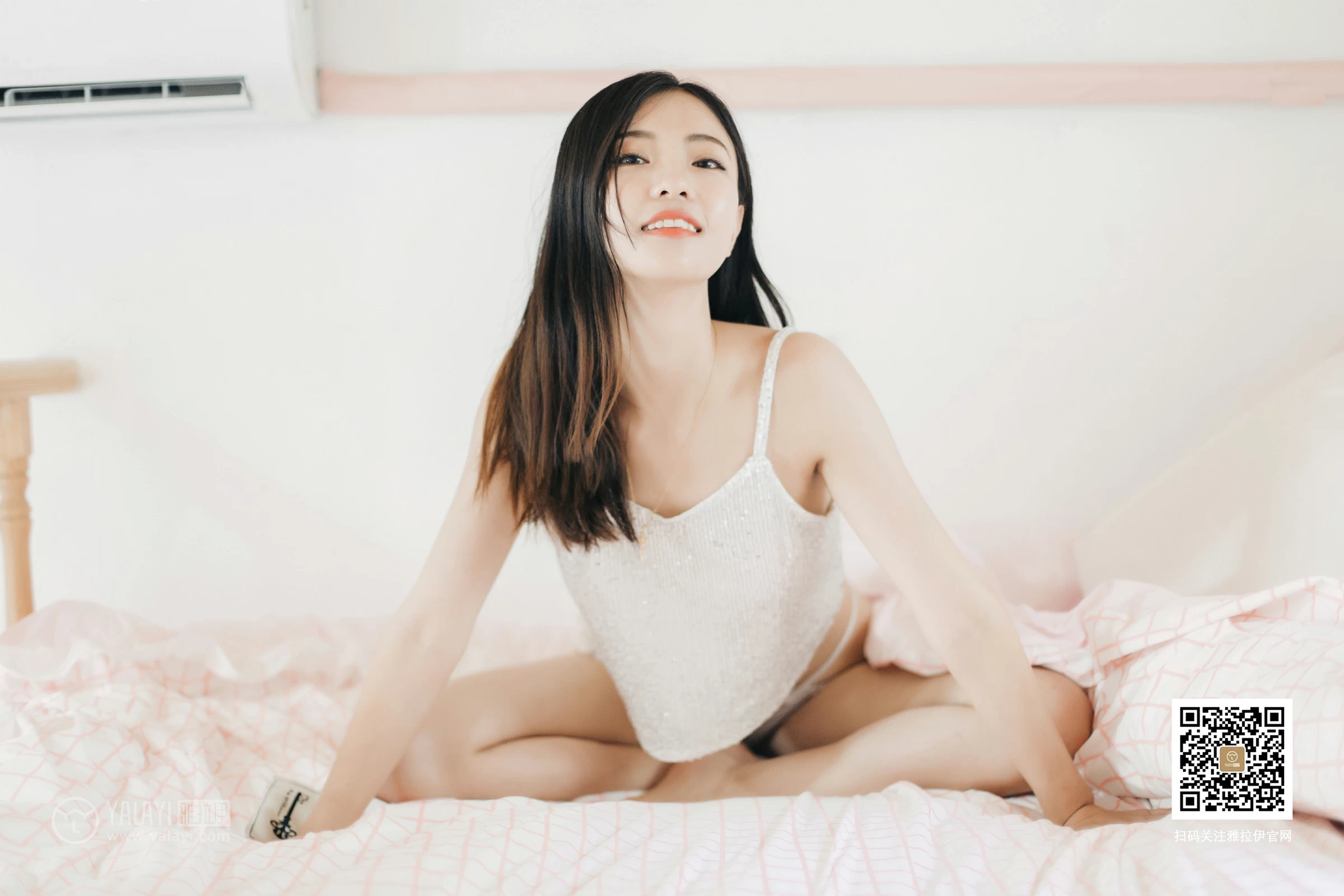 [YALAYI雅拉伊]No.374 心动的信号 高若童 银色性感小背心加白色情趣内裤私房写真集第11张