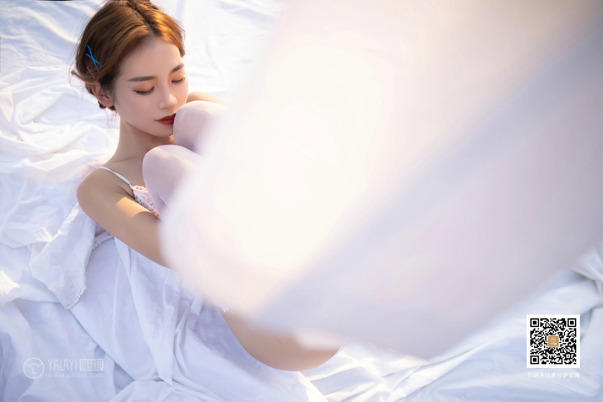[YALAYI雅拉伊]No.378 天台上的丝语 丽雅 白色蕾丝镂空情趣内衣加白色丝袜美腿性感私房写真集第12张