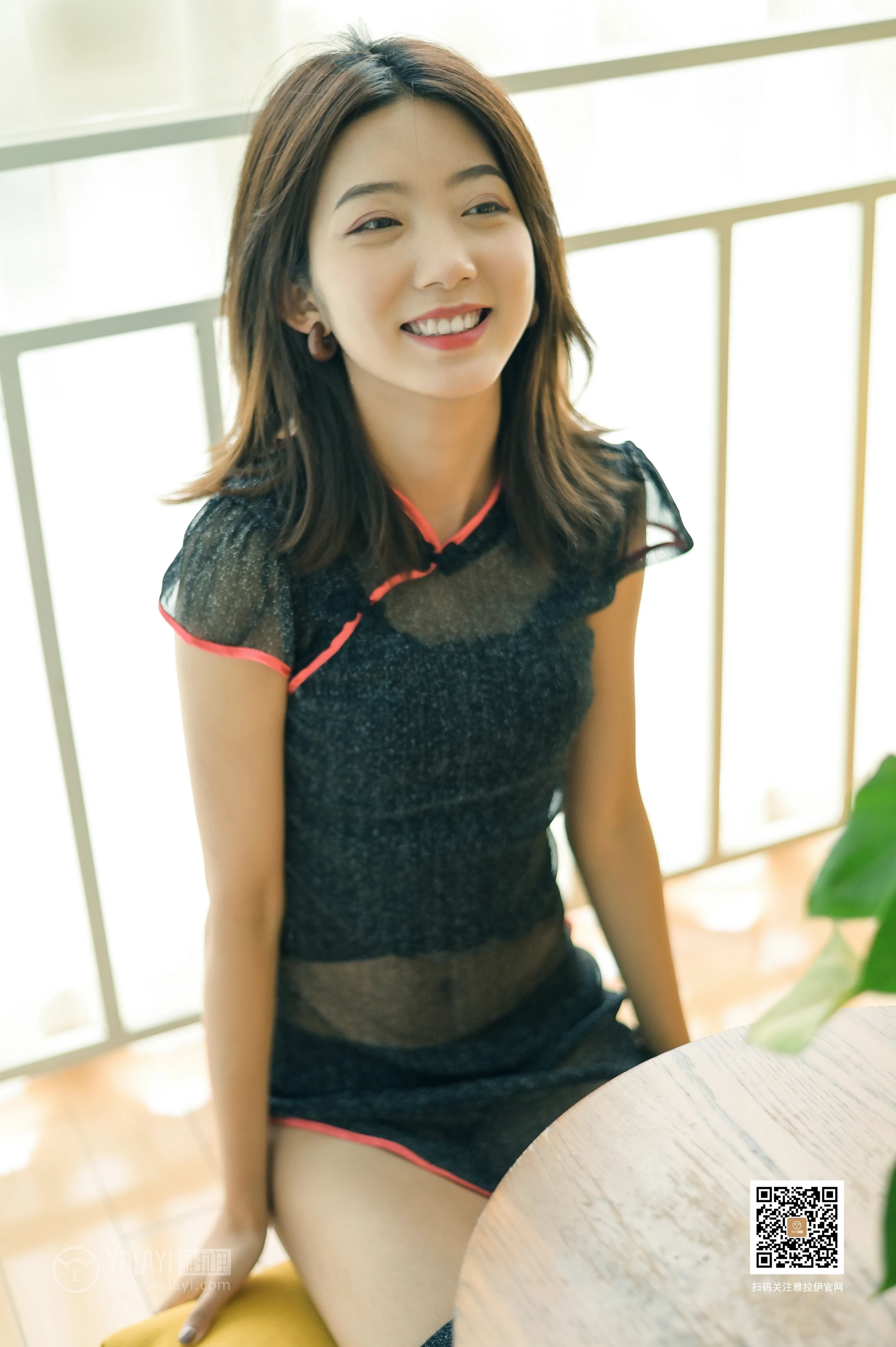 [YALAYI雅拉伊]No.382 纹纹 黑色透视情趣旗袍加黑色丝袜美腿性感私房写真集第5张