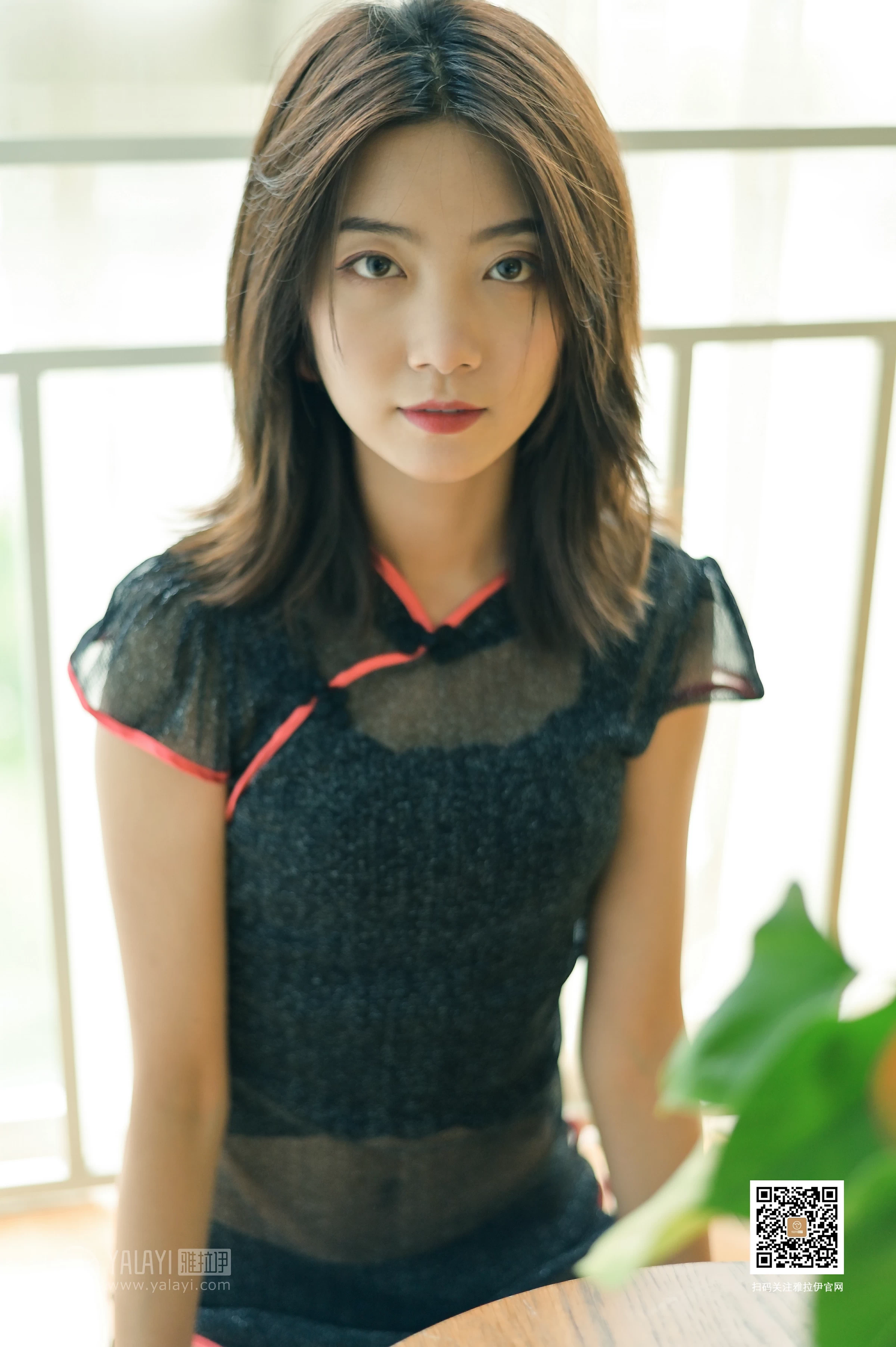 [YALAYI雅拉伊]No.382 纹纹 黑色透视情趣旗袍加黑色丝袜美腿性感私房写真集第4张