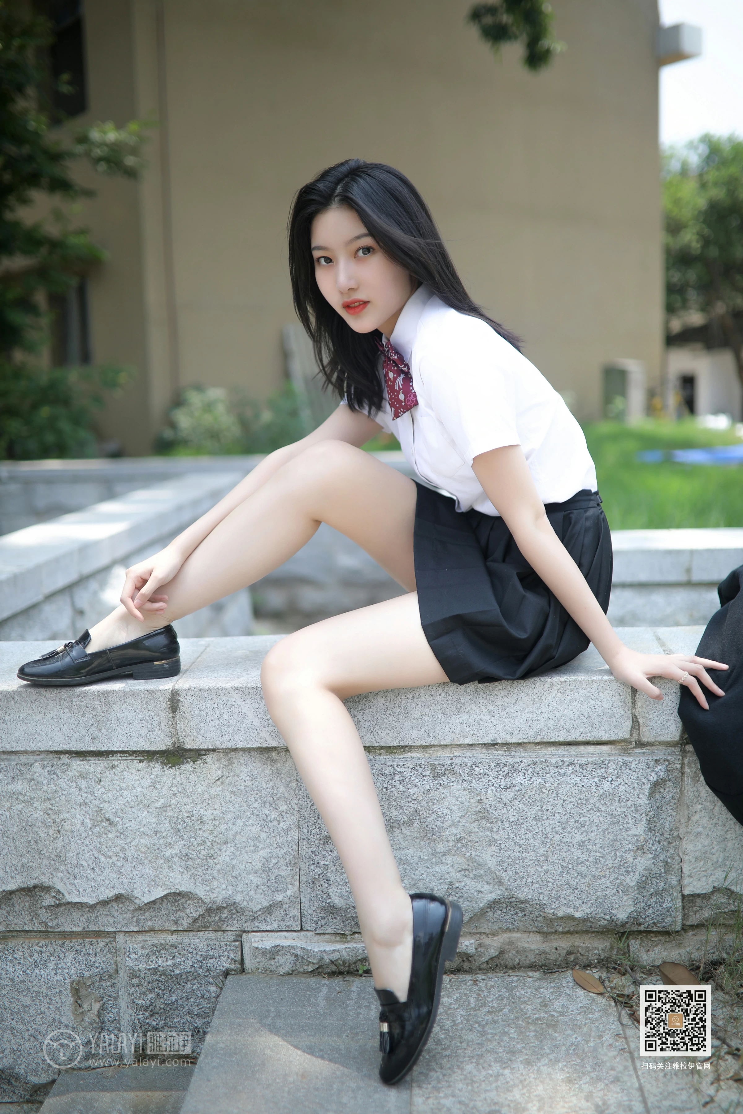 [YALAYI雅拉伊]No.387 毕业季 白璐 黑色高中女生制服与短裙加肉色丝袜美腿性感私房写真集第11张