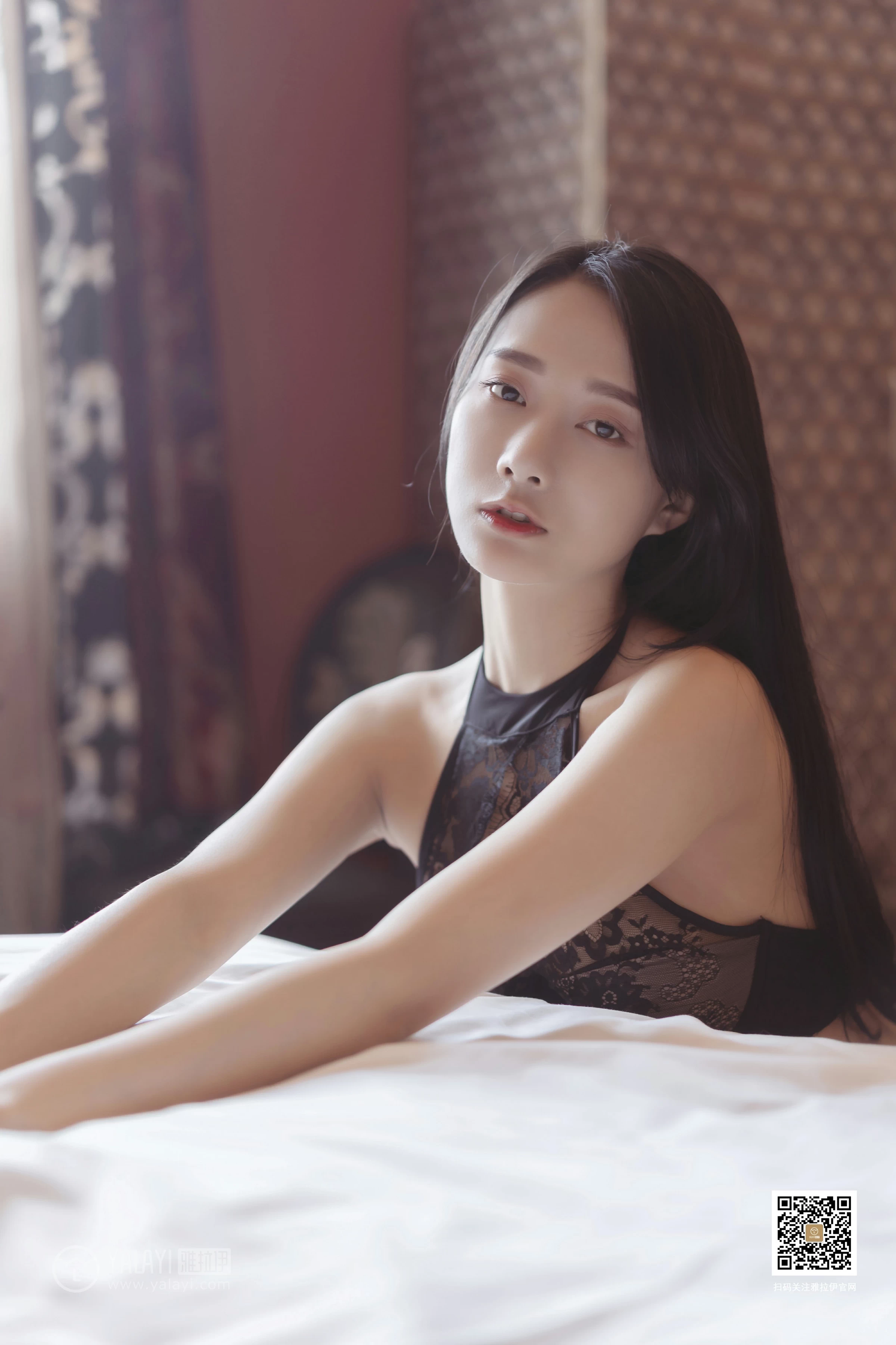 [YALAYI雅拉伊]No.389 睡美人 何嘉颖 黑色透视镂空情趣内衣性感私房写真集第11张