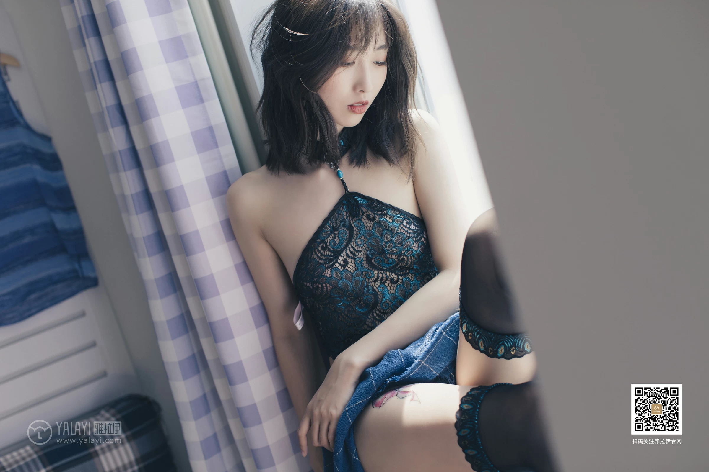 [YALAYI雅拉伊]No.393 丝情袜意 佳佳 情趣透视镂空肚兜加黑色丝袜美腿性感私房写真集第11张