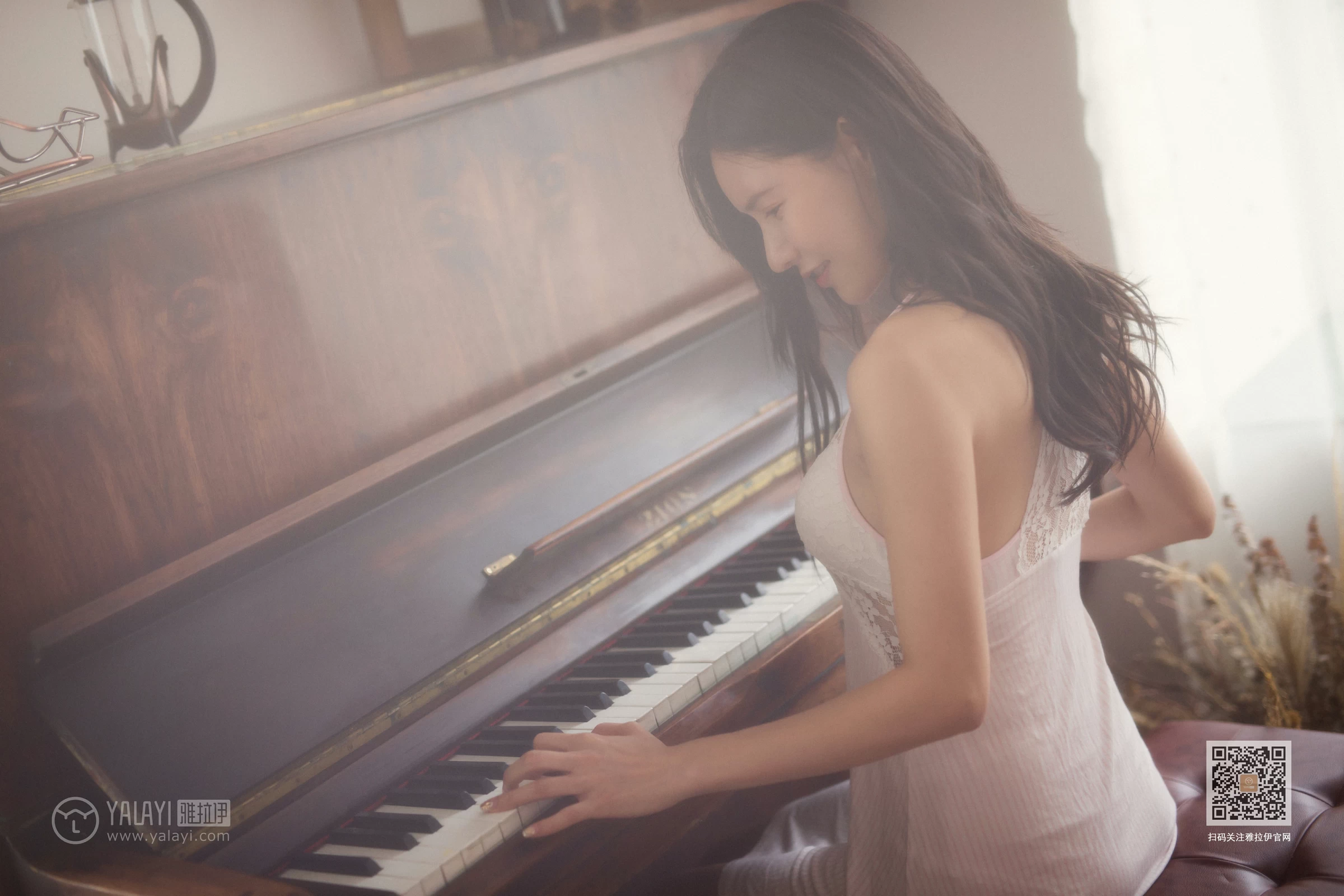 [YALAYI雅拉伊]No.400 想念你 瑶瑶 白色吊带蕾丝睡衣裙居家性感私房写真集第2张