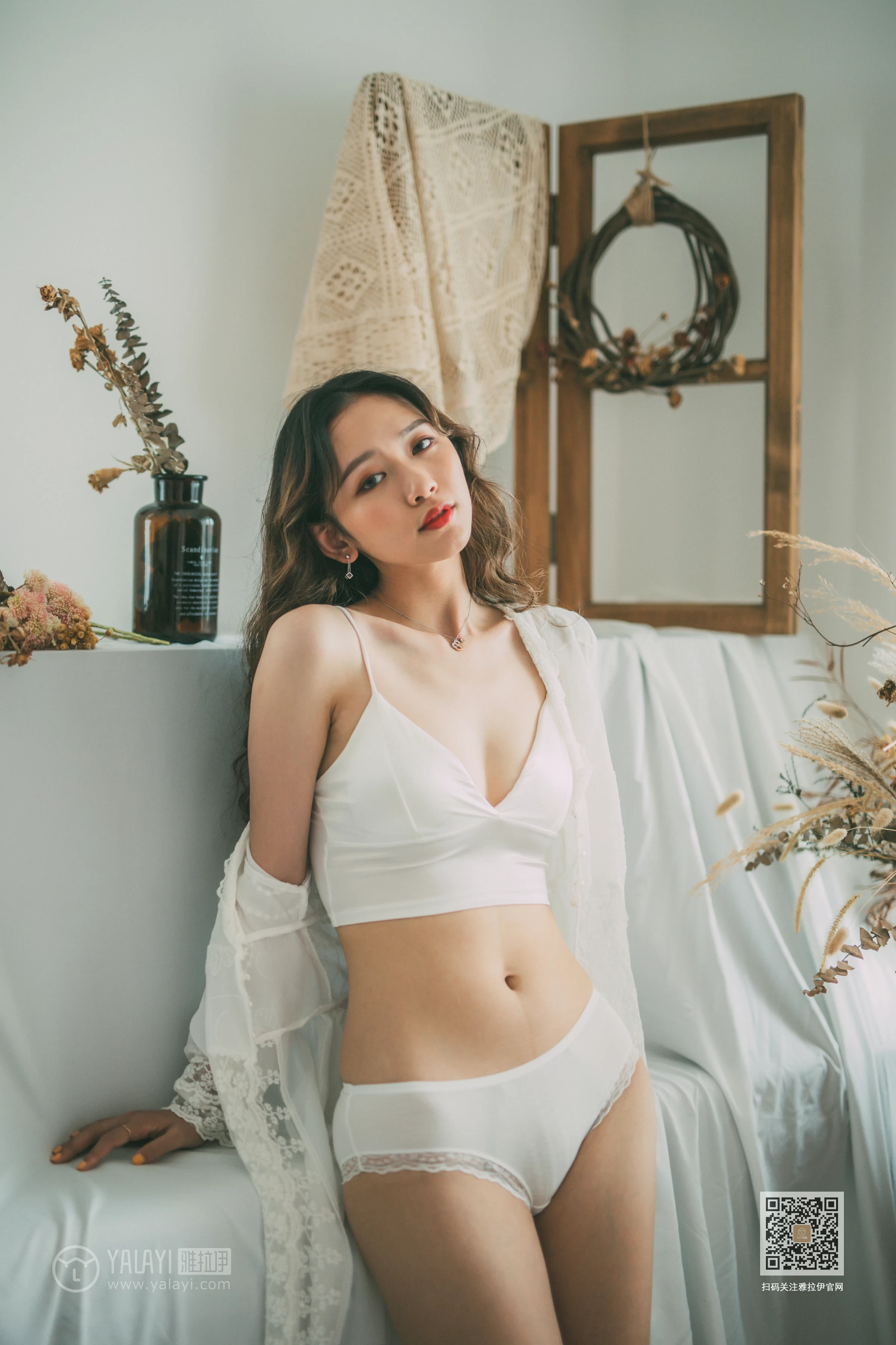 [YALAYI雅拉伊]Vol.408 写生模特 晓琳 白色透视睡衣加白色内衣性感私房写真集第2张