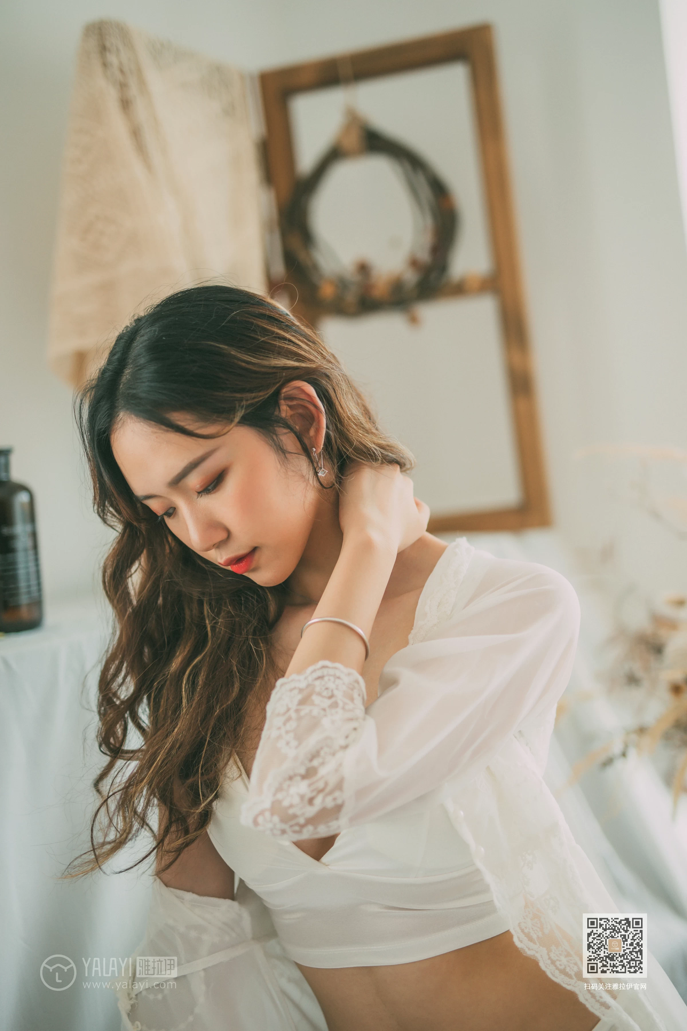 [YALAYI雅拉伊]Vol.408 写生模特 晓琳 白色透视睡衣加白色内衣性感私房写真集第4张