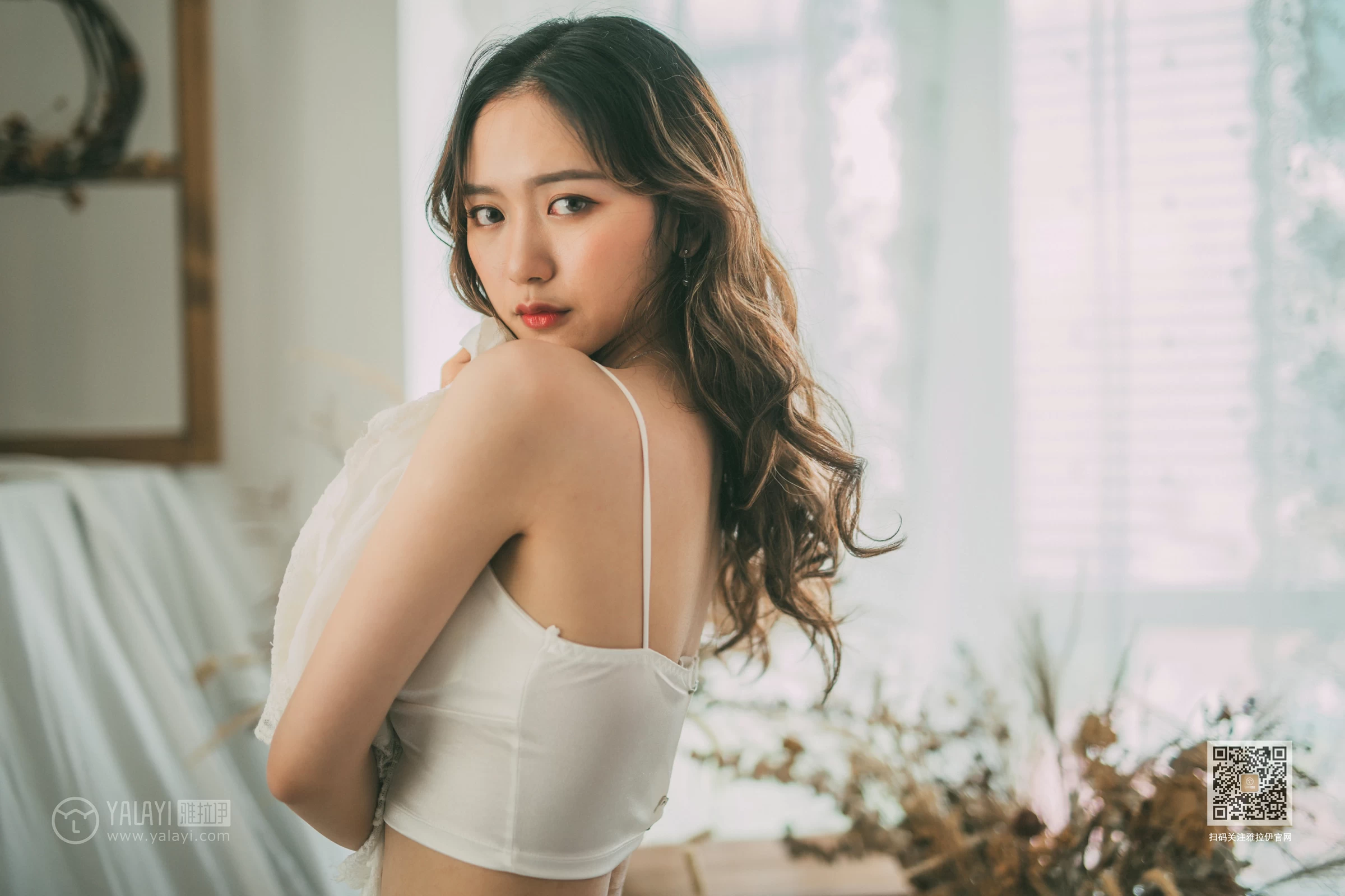 [YALAYI雅拉伊]Vol.408 写生模特 晓琳 白色透视睡衣加白色内衣性感私房写真集第6张