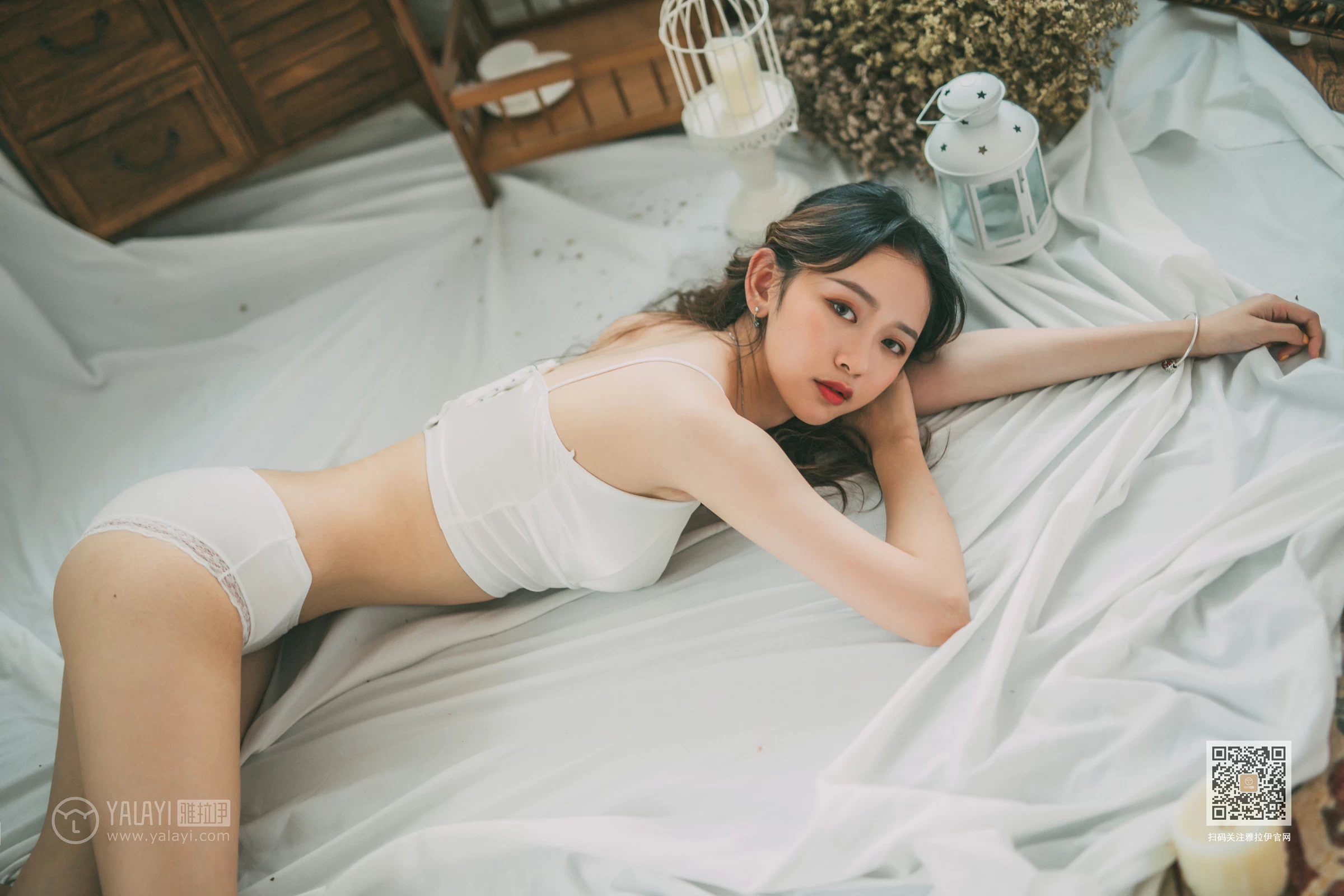 [YALAYI雅拉伊]Vol.408 写生模特 晓琳 白色透视睡衣加白色内衣性感私房写真集第9张