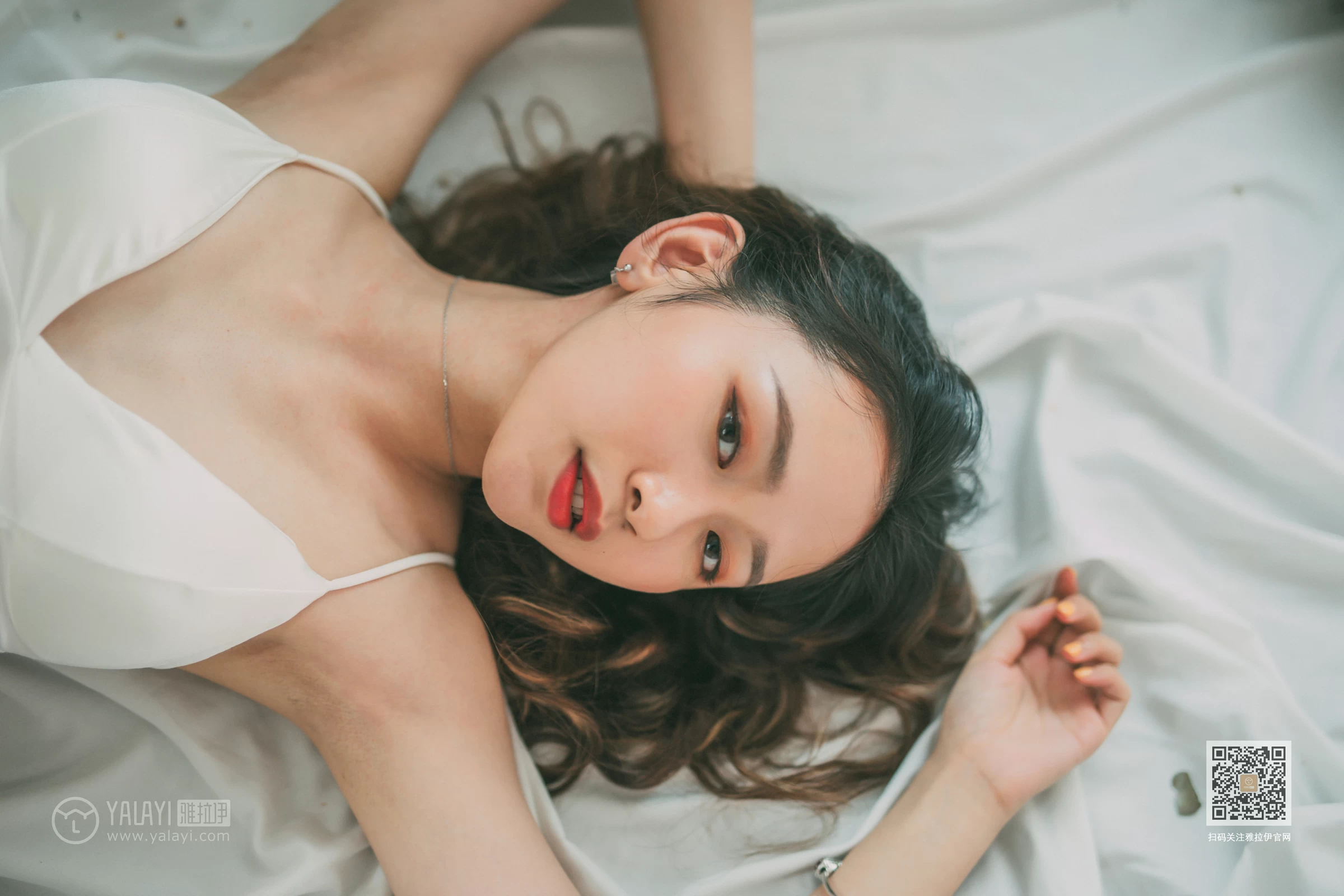 [YALAYI雅拉伊]Vol.408 写生模特 晓琳 白色透视睡衣加白色内衣性感私房写真集第17张