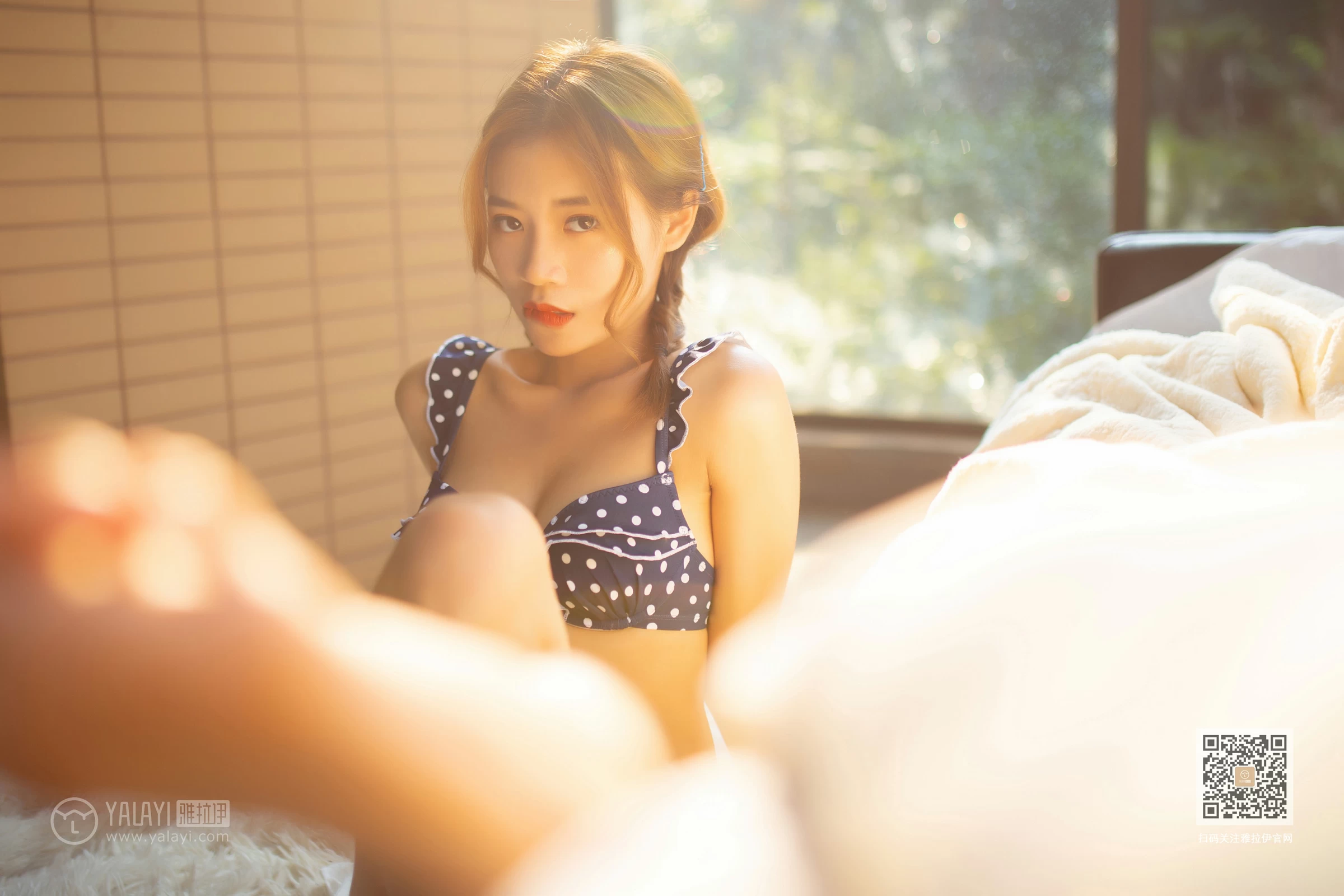 [YALAYI雅拉伊]Vol.409 白色丽人 丽雅 白色衬衫与粉色内衣性感私房写真集第2张