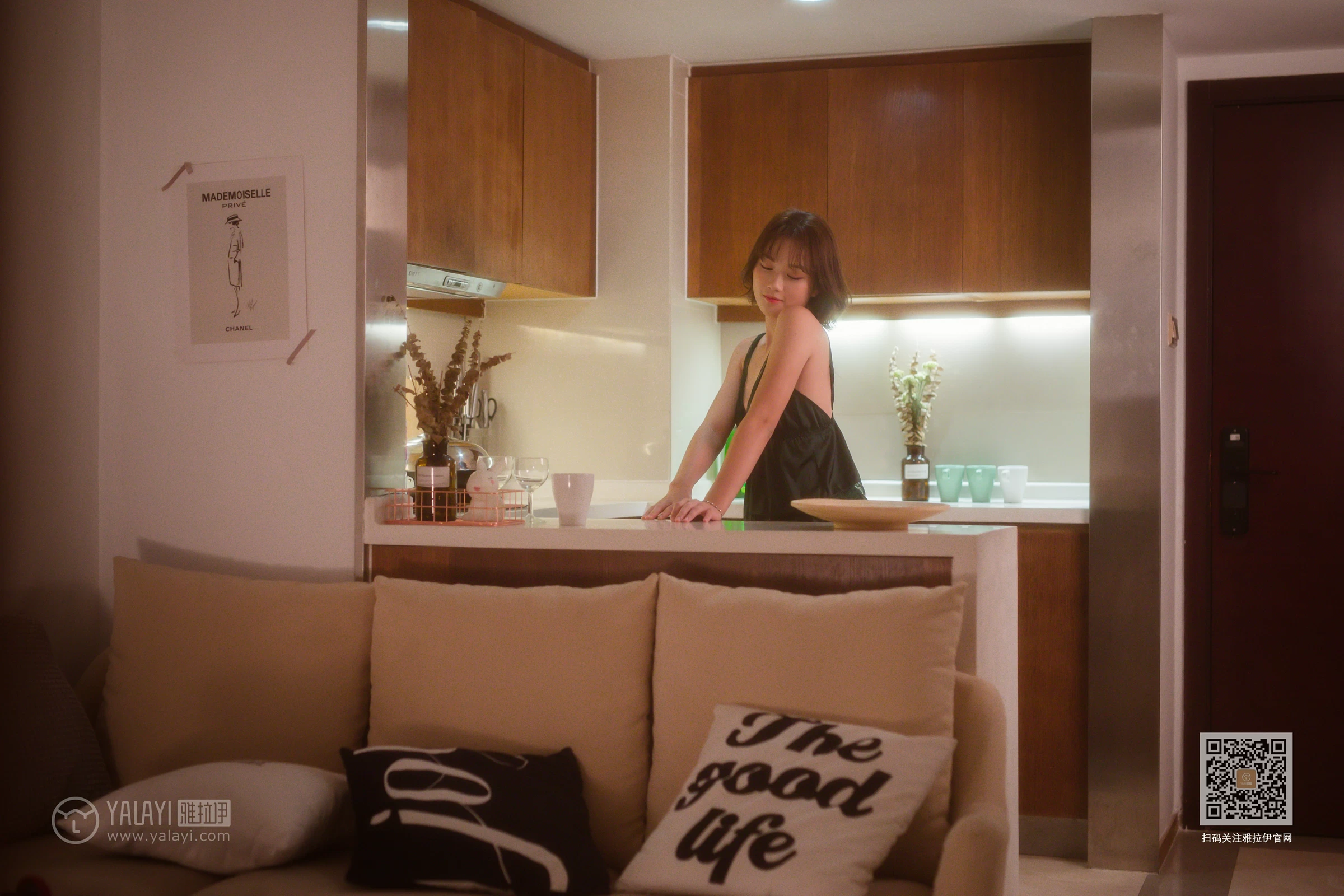 [YALAYI雅拉伊]Vol.412 特技小厨娘 良子 吊带睡衣加蕾丝短裤性感私房写真集第3张