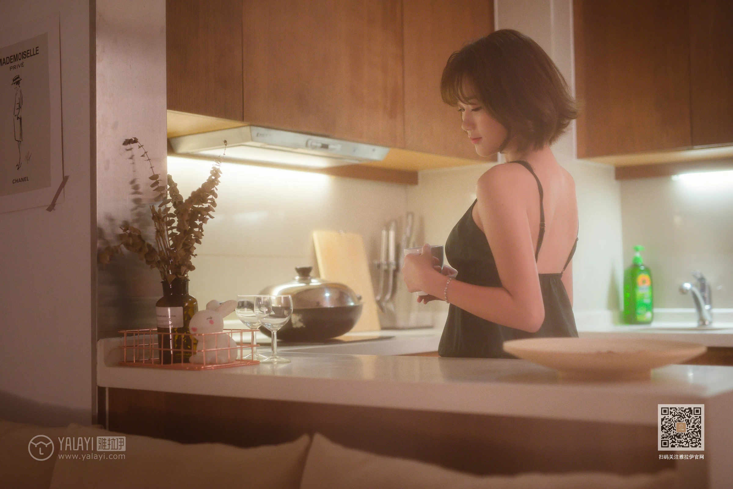 [YALAYI雅拉伊]Vol.412 特技小厨娘 良子 吊带睡衣加蕾丝短裤性感私房写真集第3张