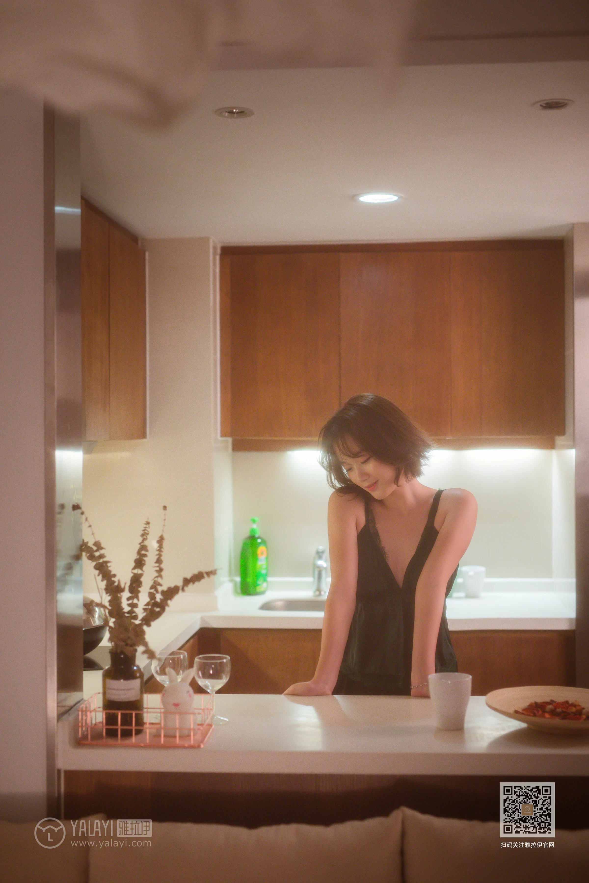 [YALAYI雅拉伊]Vol.412 特技小厨娘 良子 吊带睡衣加蕾丝短裤性感私房写真集第3张