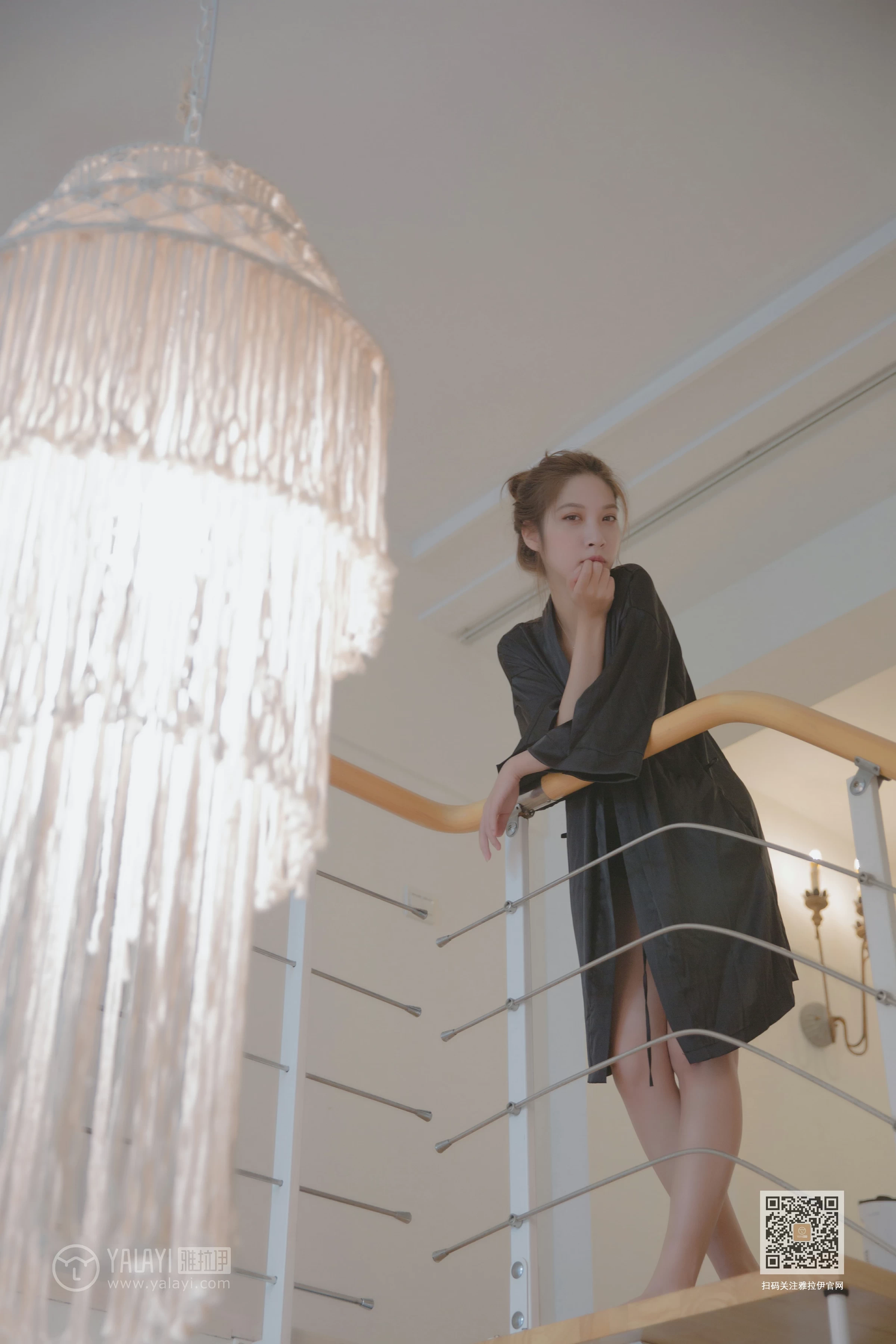 [YALAYI雅拉伊]Vol.416 白加黑 蓝心 黑色真丝睡衣加黑色蕾丝内衣性感私房写真集第14张
