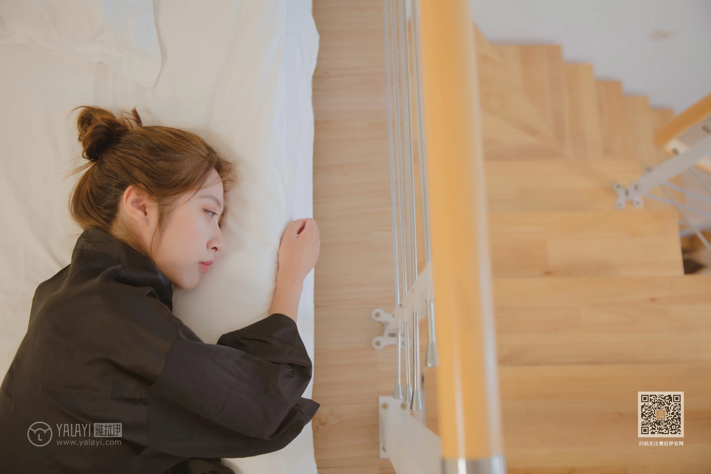 [YALAYI雅拉伊]Vol.416 白加黑 蓝心 黑色真丝睡衣加黑色蕾丝内衣性感私房写真集第14张