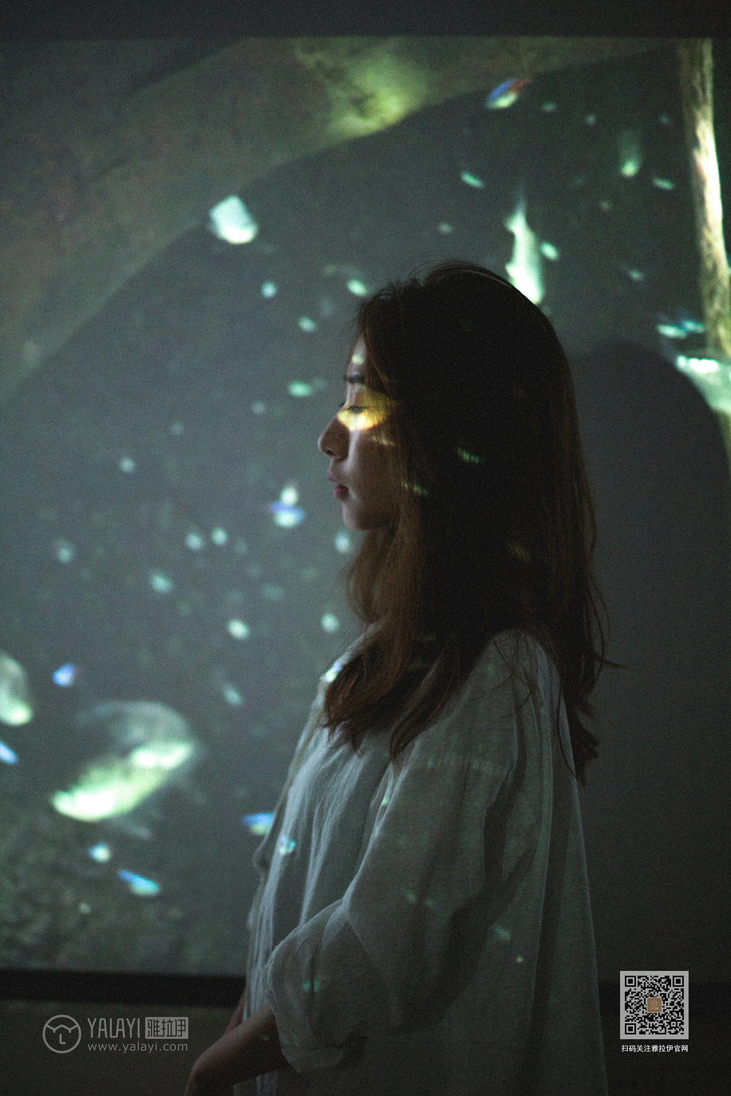 [YALAYI雅拉伊]Vol.416 白加黑 蓝心 黑色真丝睡衣加黑色蕾丝内衣性感私房写真集第16张