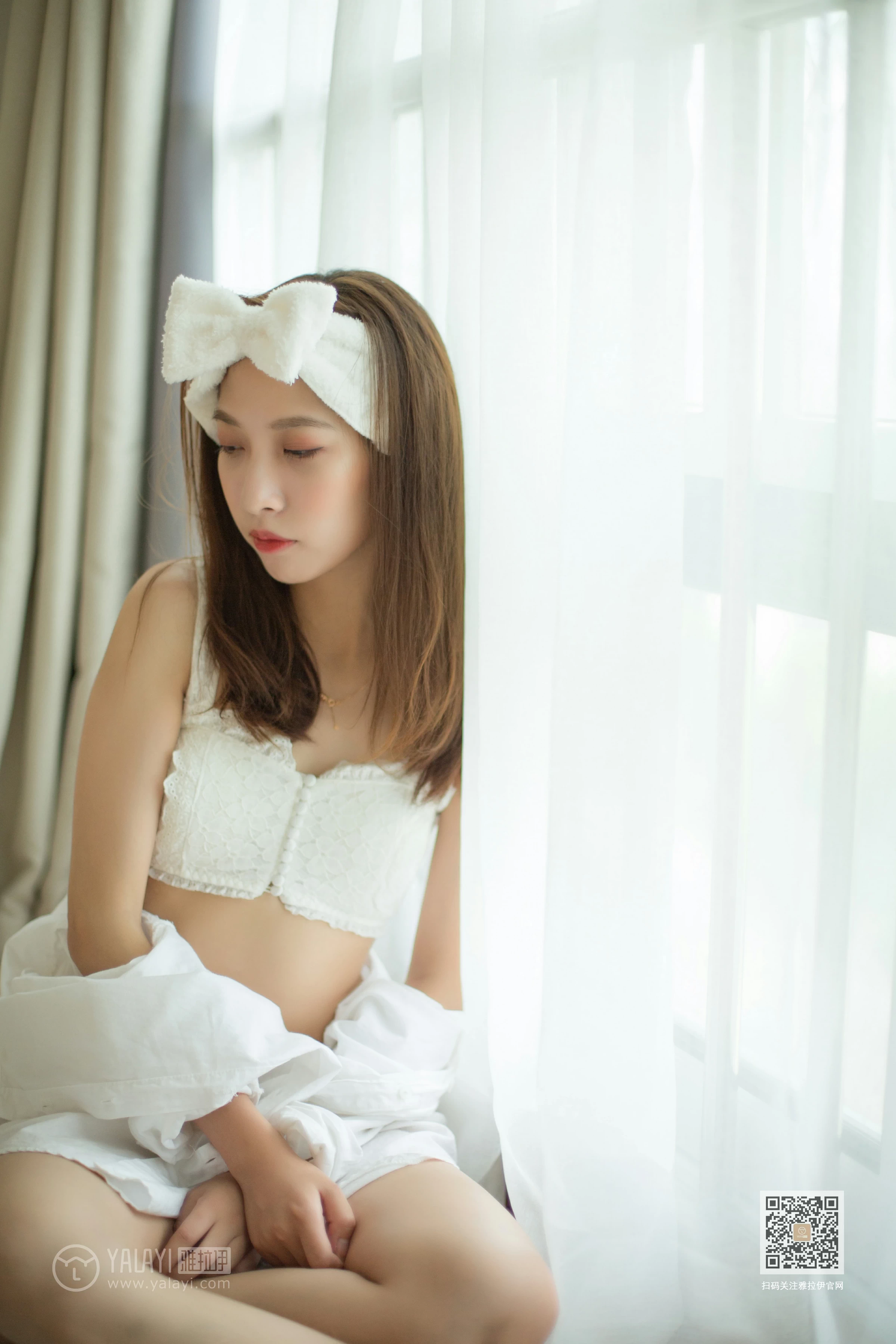 [YALAYI雅拉伊]Vol.421 素颜 蓝心 白色蕾丝内衣与棕色连体比基尼泳装性感私房写真集第1张