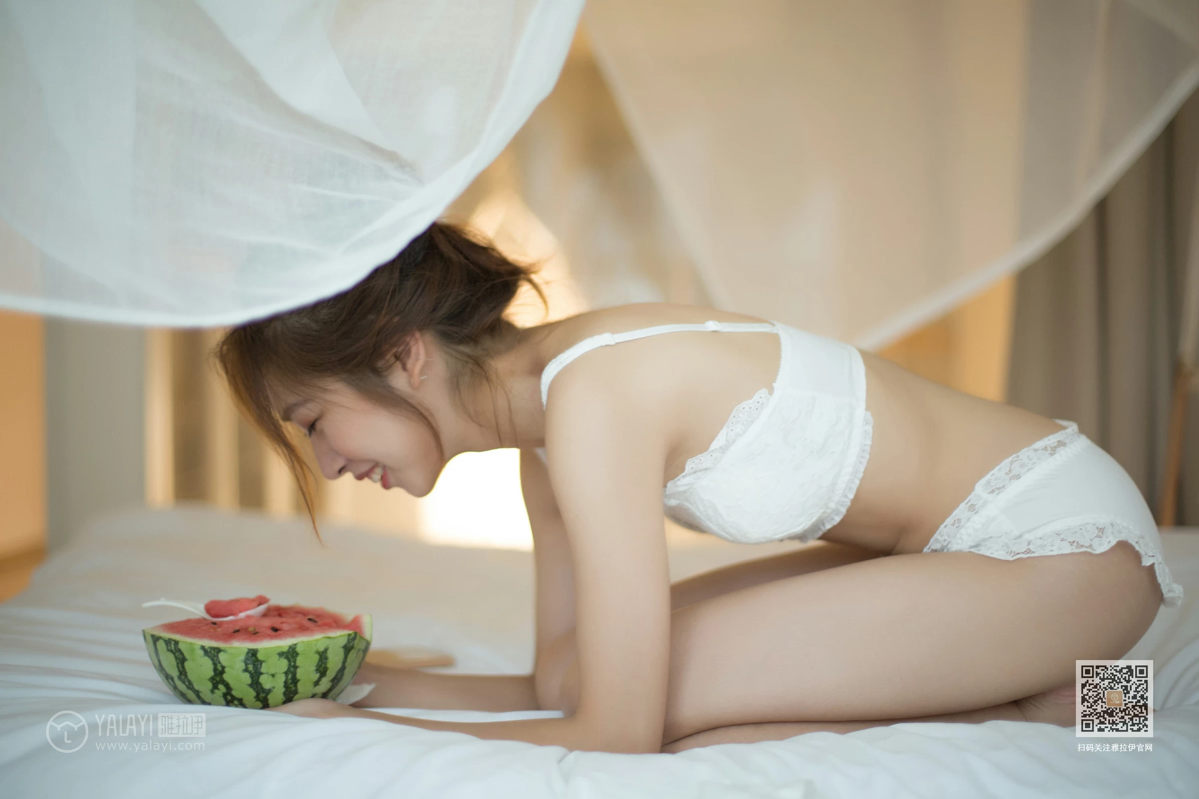 [YALAYI雅拉伊]Vol.421 素颜 蓝心 白色蕾丝内衣与棕色连体比基尼泳装性感私房写真集第9张