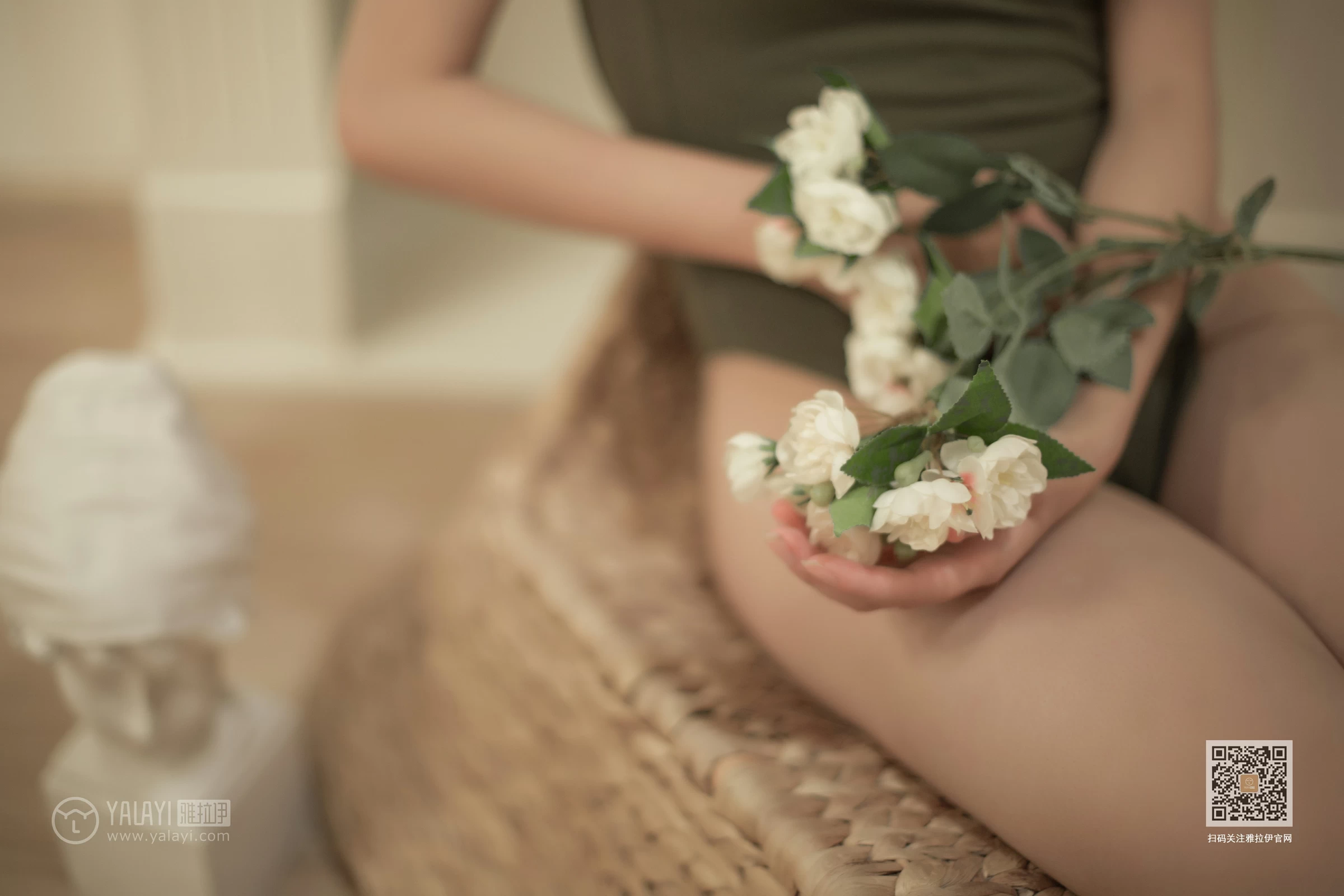 [YALAYI雅拉伊]Vol.421 素颜 蓝心 白色蕾丝内衣与棕色连体比基尼泳装性感私房写真集第15张