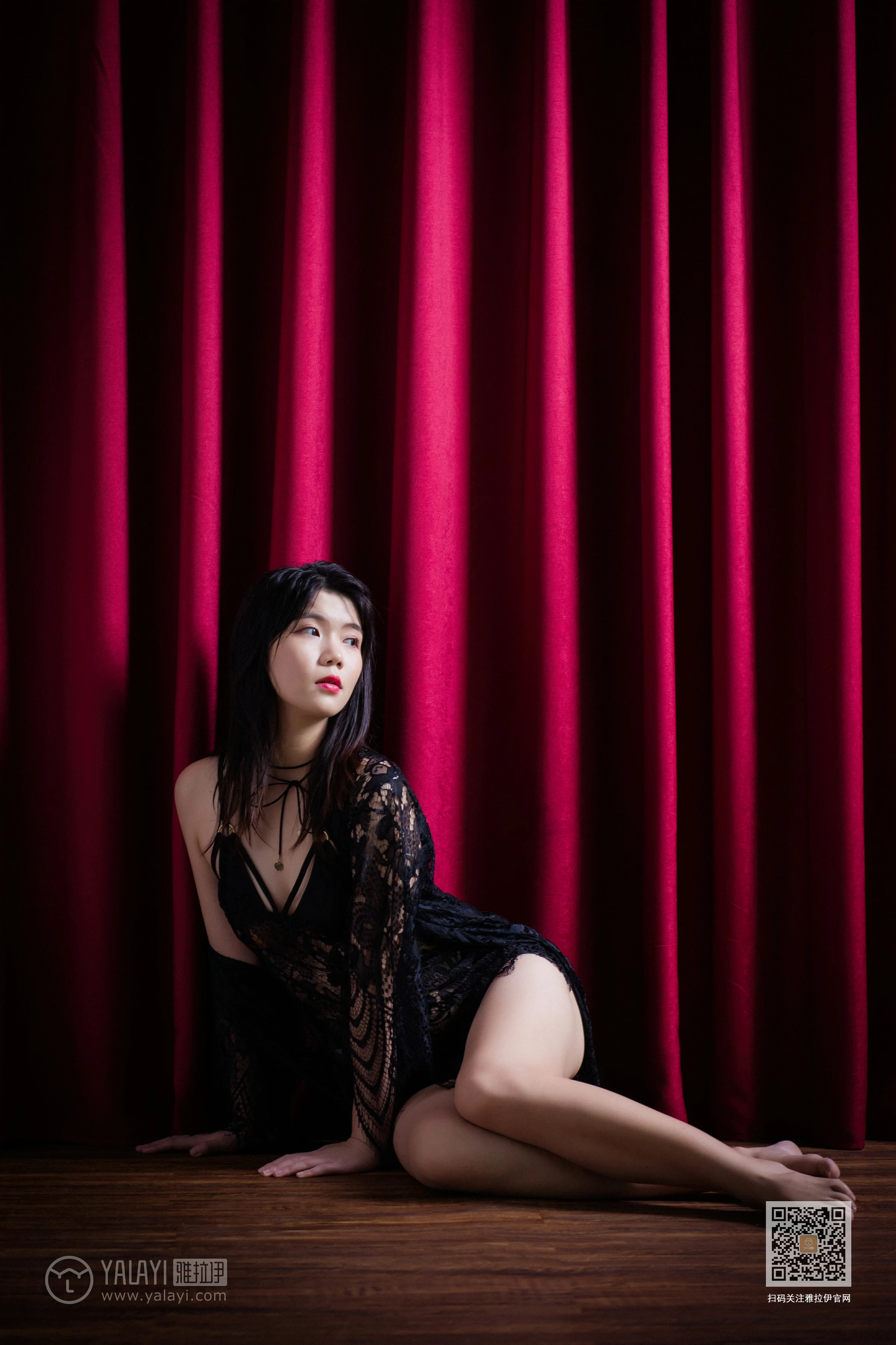 [YALAYI雅拉伊]Vol.422 幕后女友 倪倪 黑色透视镂空睡衣加蕾丝情趣内衣性感私房写真集第5张