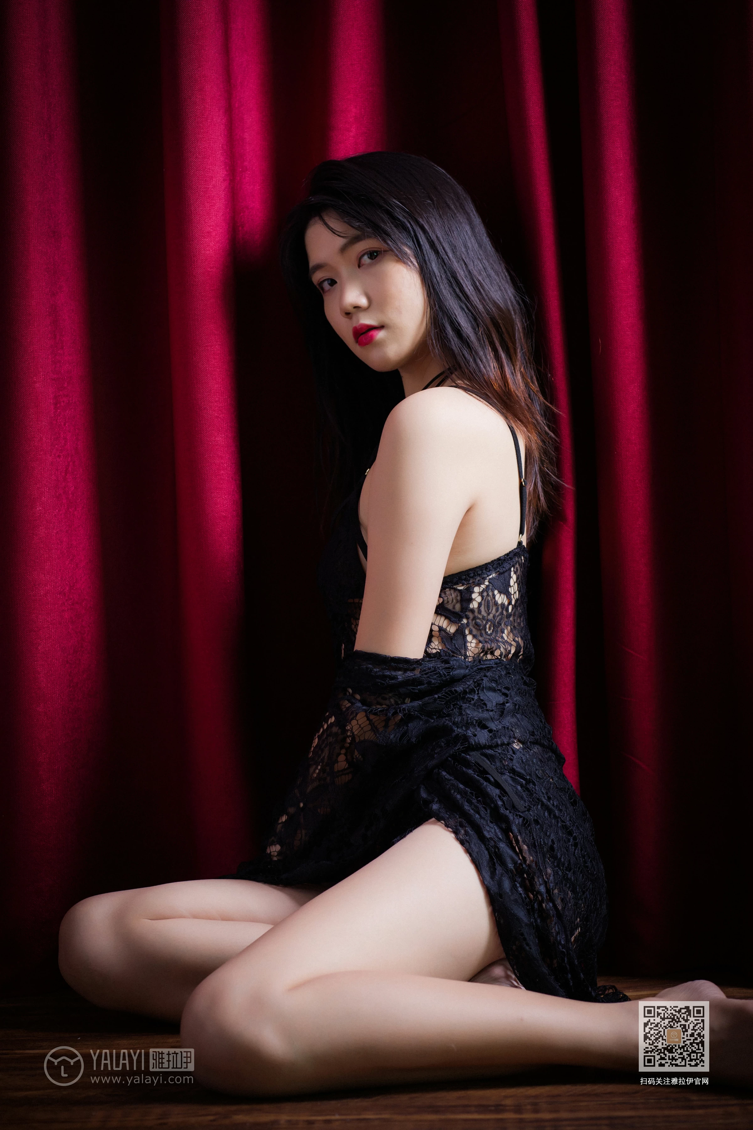 [YALAYI雅拉伊]Vol.422 幕后女友 倪倪 黑色透视镂空睡衣加蕾丝情趣内衣性感私房写真集第6张
