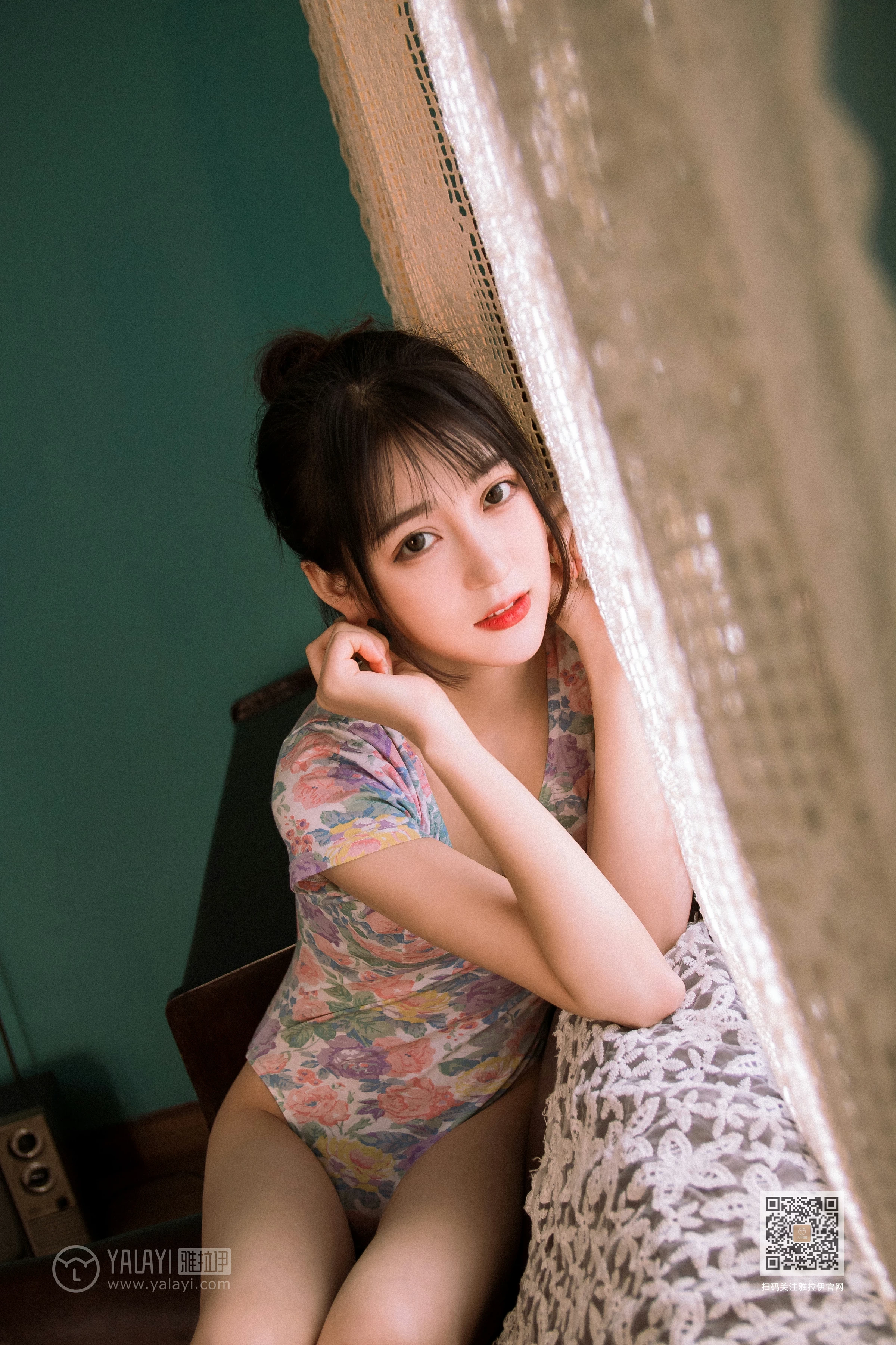 [YALAYI雅拉伊]Vol.433 复古情怀 卉卉 碎花连体衣居家性感私房写真集第4张