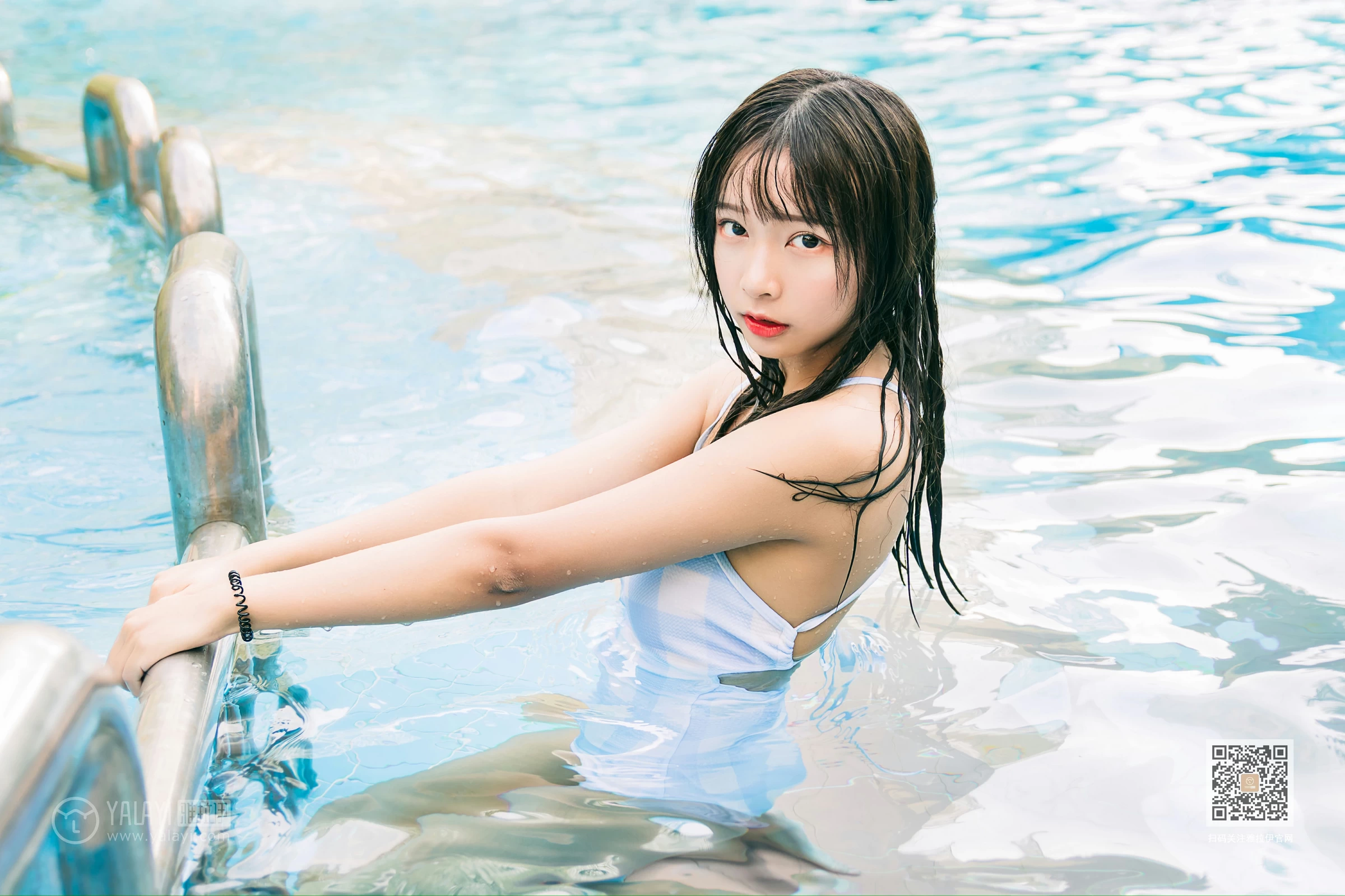[YALAYI雅拉伊]Vol.437 夏日回憶 阿禾 蓝色连体比基尼泳装性感私房写真集第8张
