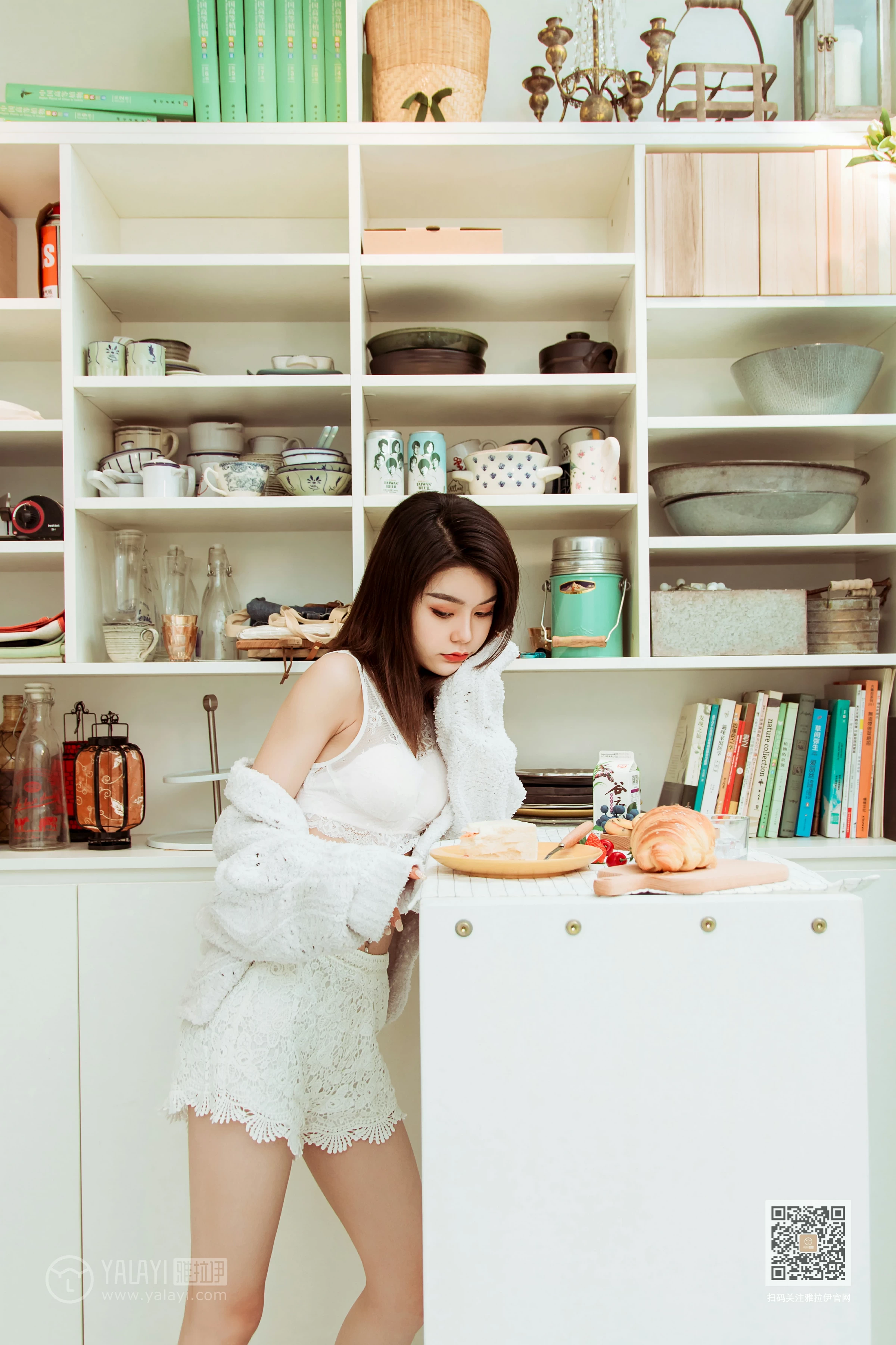 [YALAYI雅拉伊]Vol.444 东京的早餐 慧儿 白色镂空外衣加白色蕾丝内衣性感私房写真集第4张