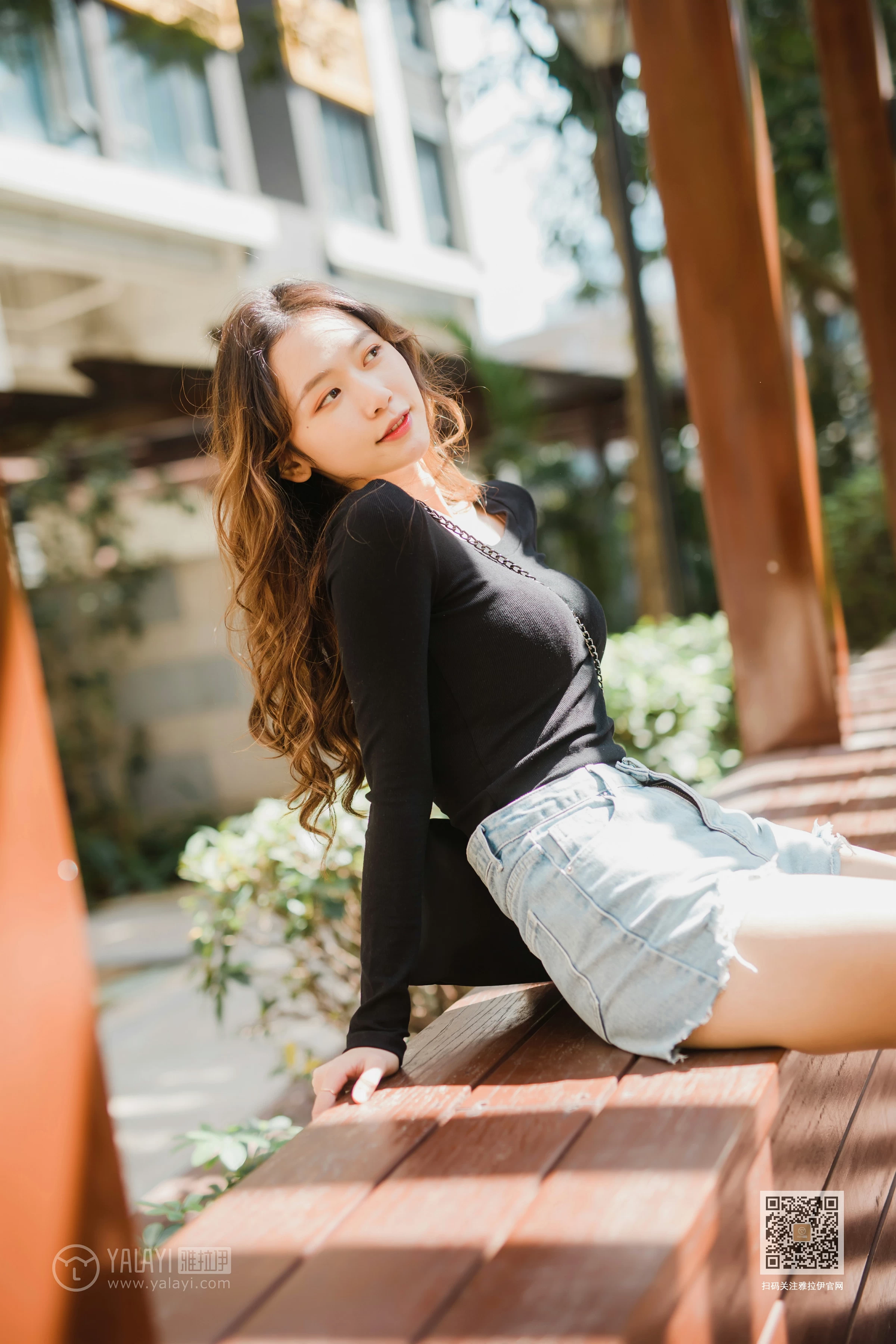 [YALAYI雅拉伊]Vol.484 陪你逛街 晓琳 黑色紧身上衣加牛仔短裤性感私房写真集第2张