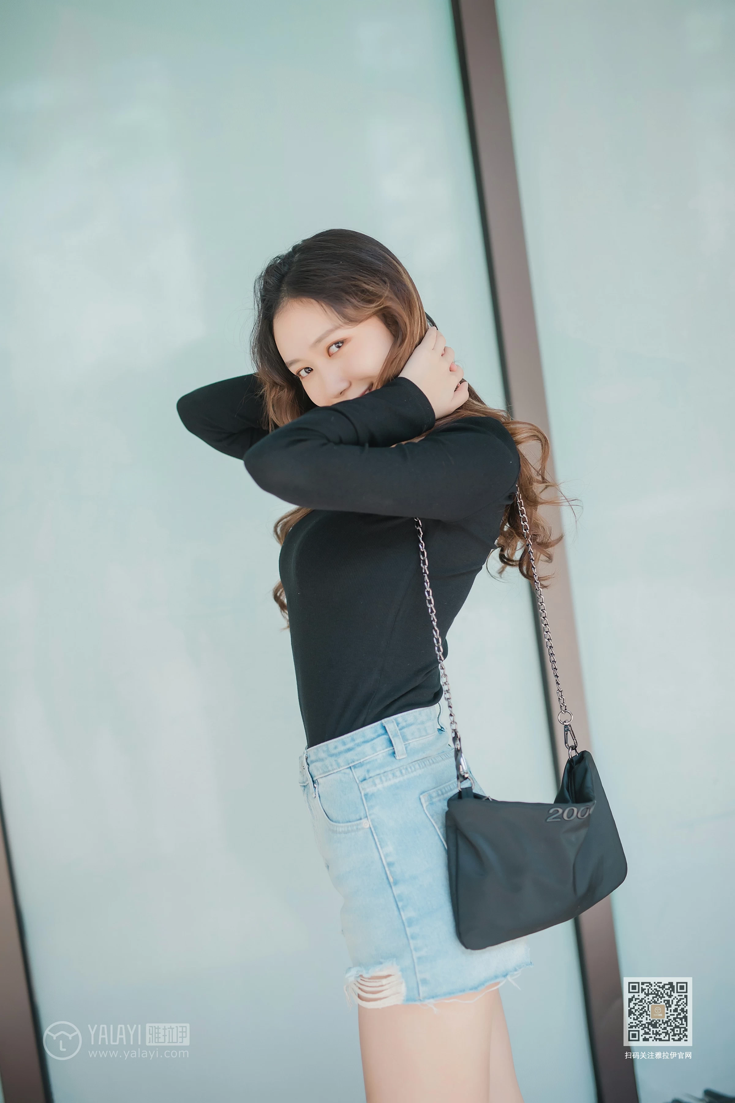 [YALAYI雅拉伊]Vol.484 陪你逛街 晓琳 黑色紧身上衣加牛仔短裤性感私房写真集第16张