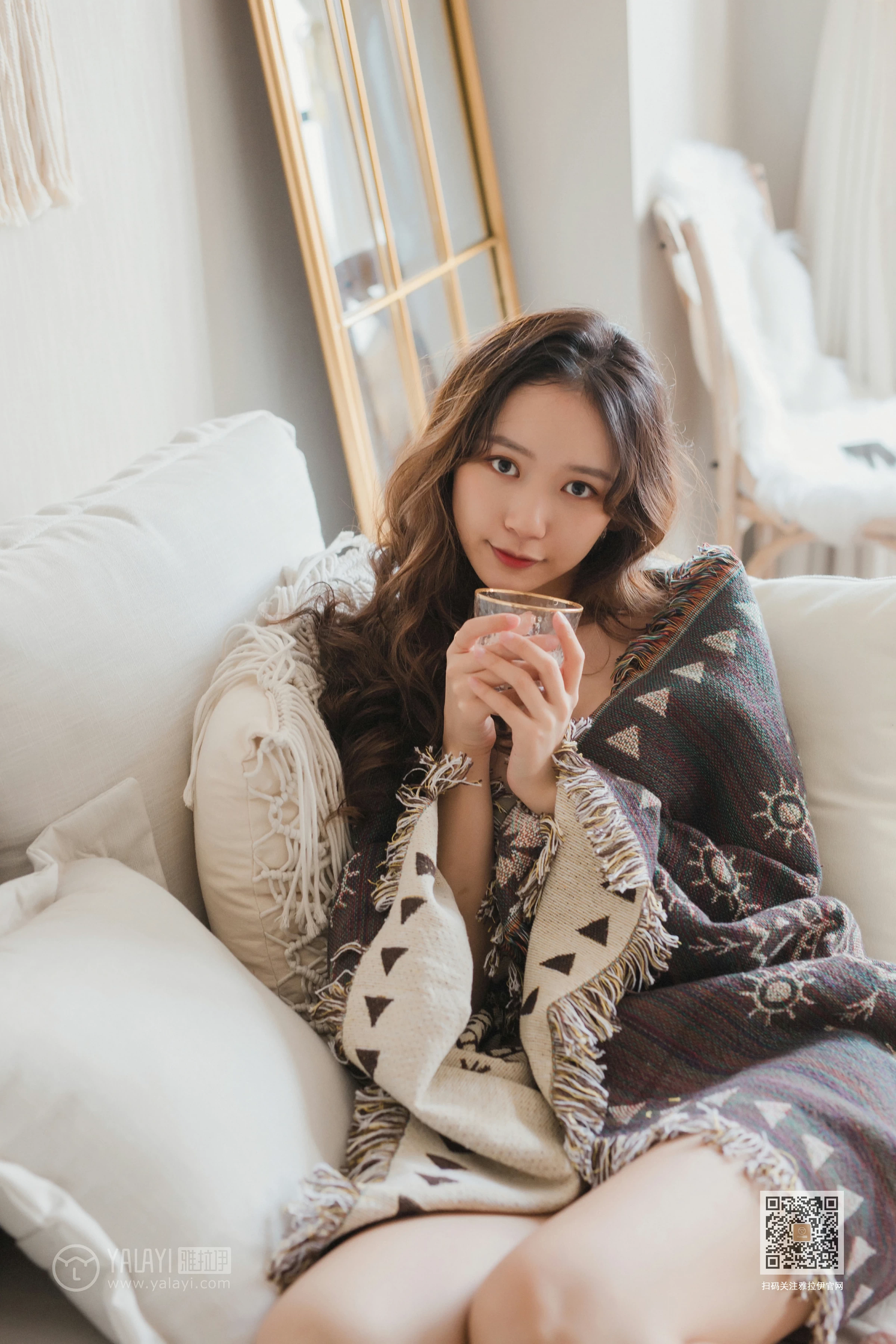 [YALAYI雅拉伊]Vol.496 想你的呵护 晓琳 灰色性感内衣居家私房写真集第2张