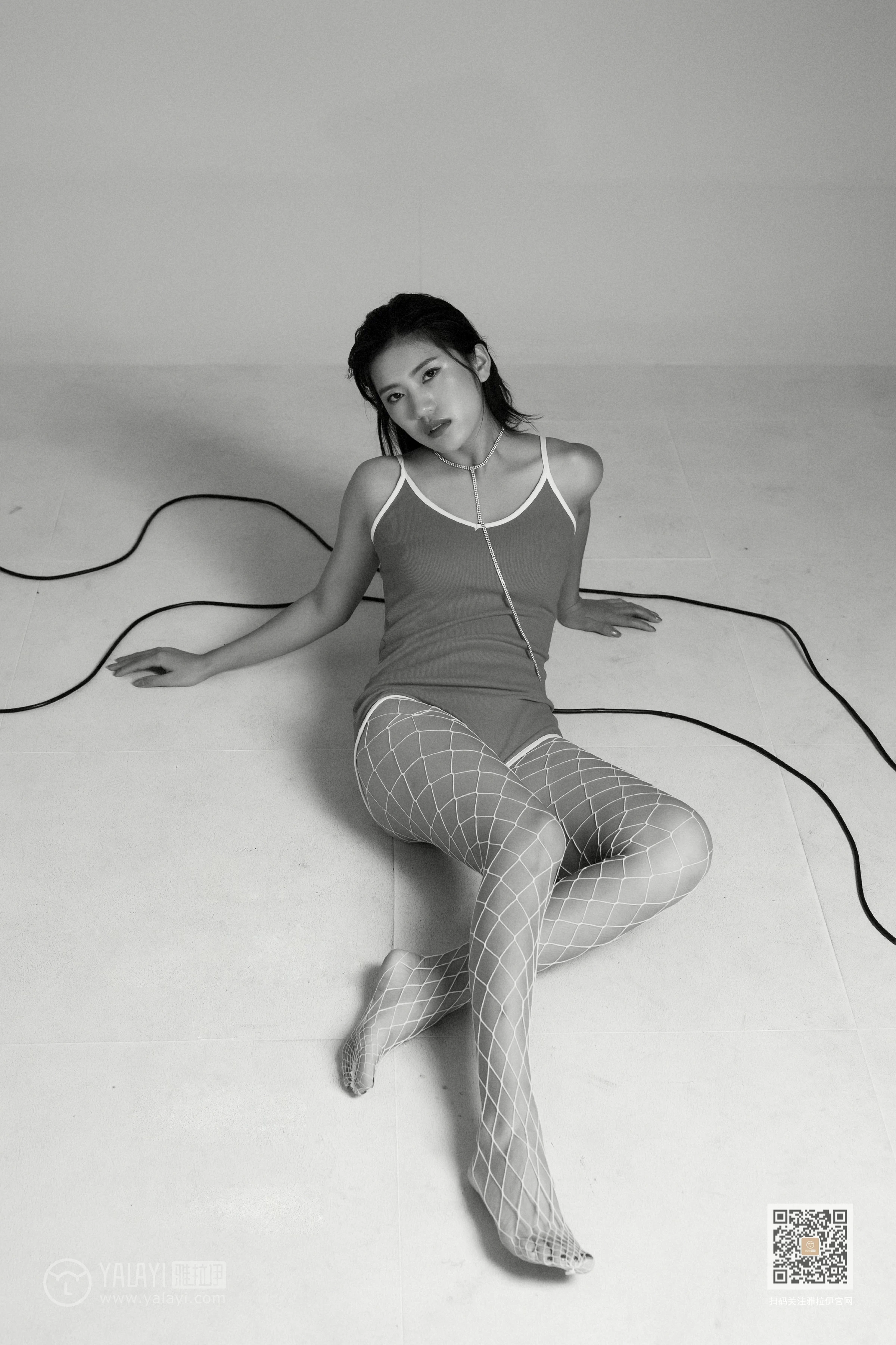 [YALAYI雅拉伊]Vol.499 艺术人生 小小 红色吊带连体运动内衣性感私房写真集第9张