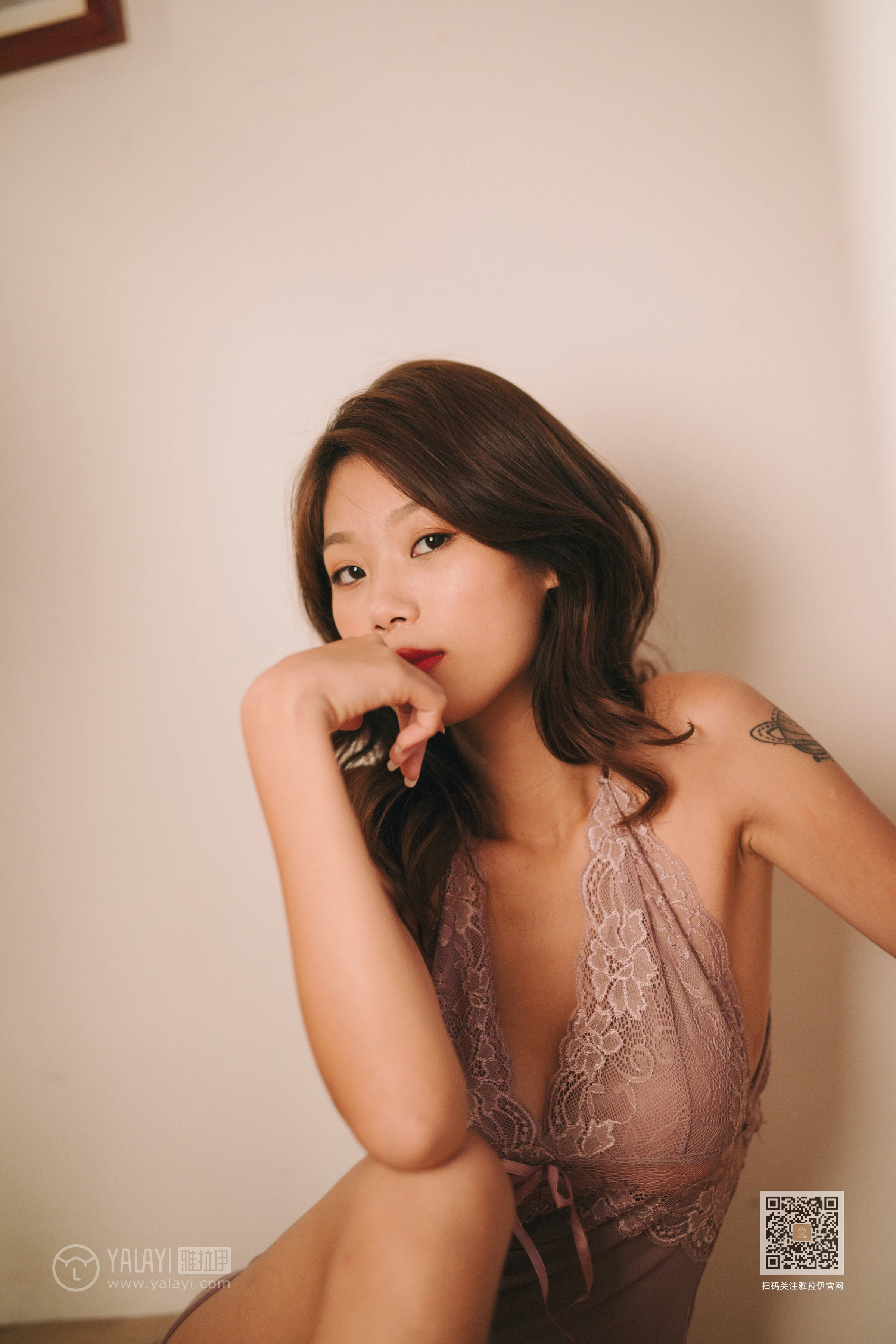 [YALAYI雅拉伊]Vol.509 楼梯间的偶遇 静初 粉色吊带蕾丝睡衣裙性感私房写真集第3张