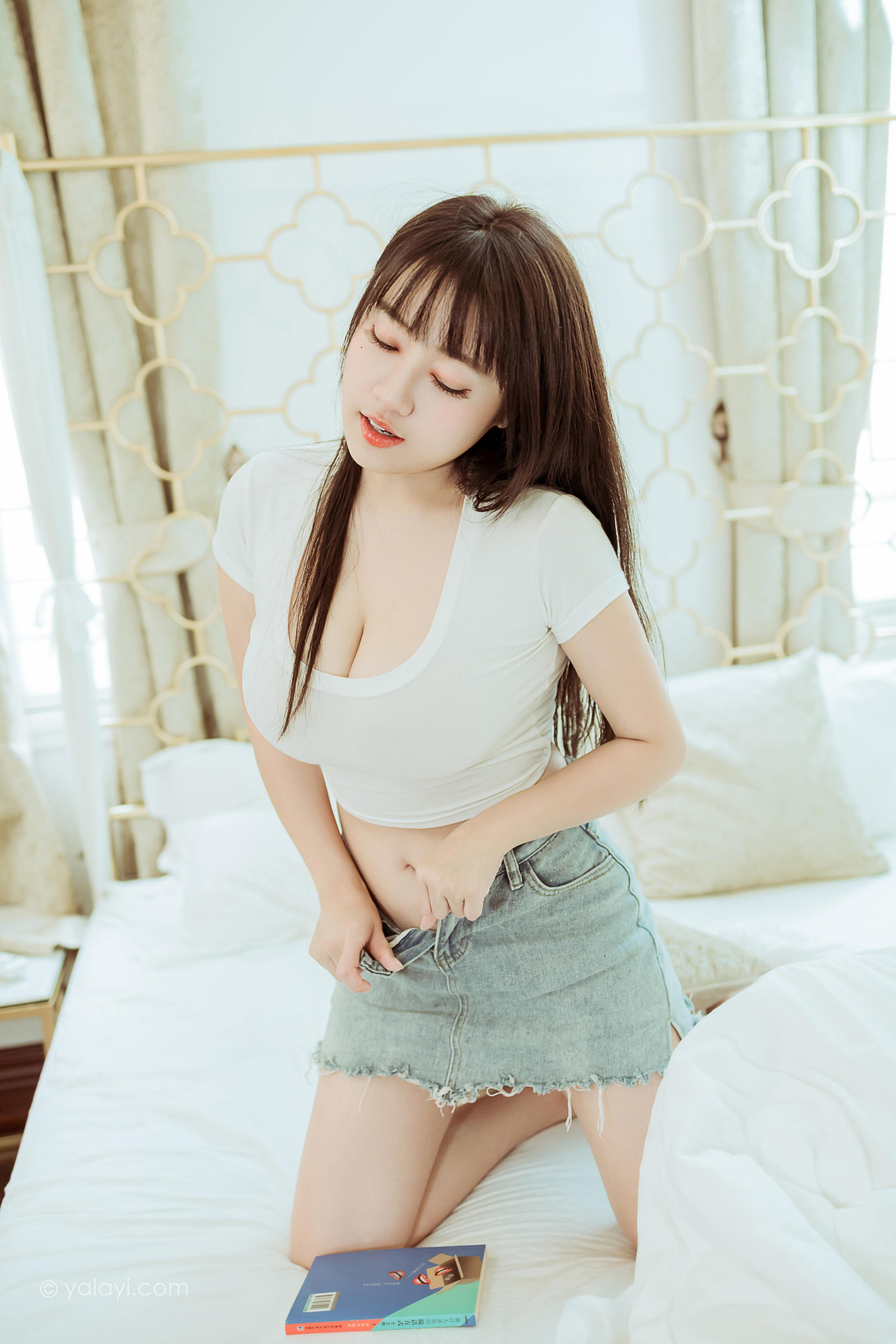 [YALAYI雅拉伊]2022.03.09 你真可爱 虞艺 白色紧身短袖加牛仔短裙性感私房写真集第13张
