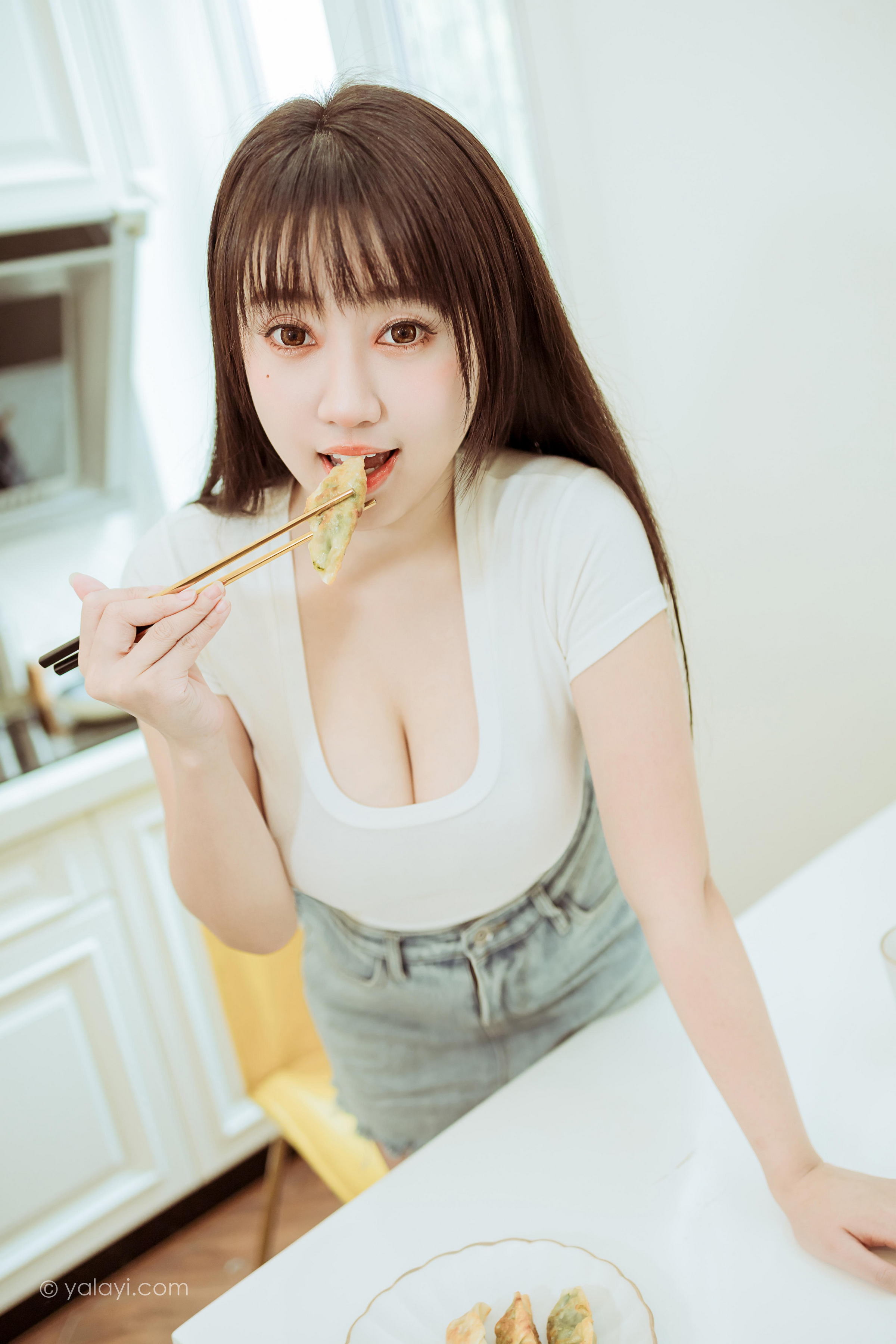 [YALAYI雅拉伊]2022.03.09 你真可爱 虞艺 白色紧身短袖加牛仔短裙性感私房写真集第8张