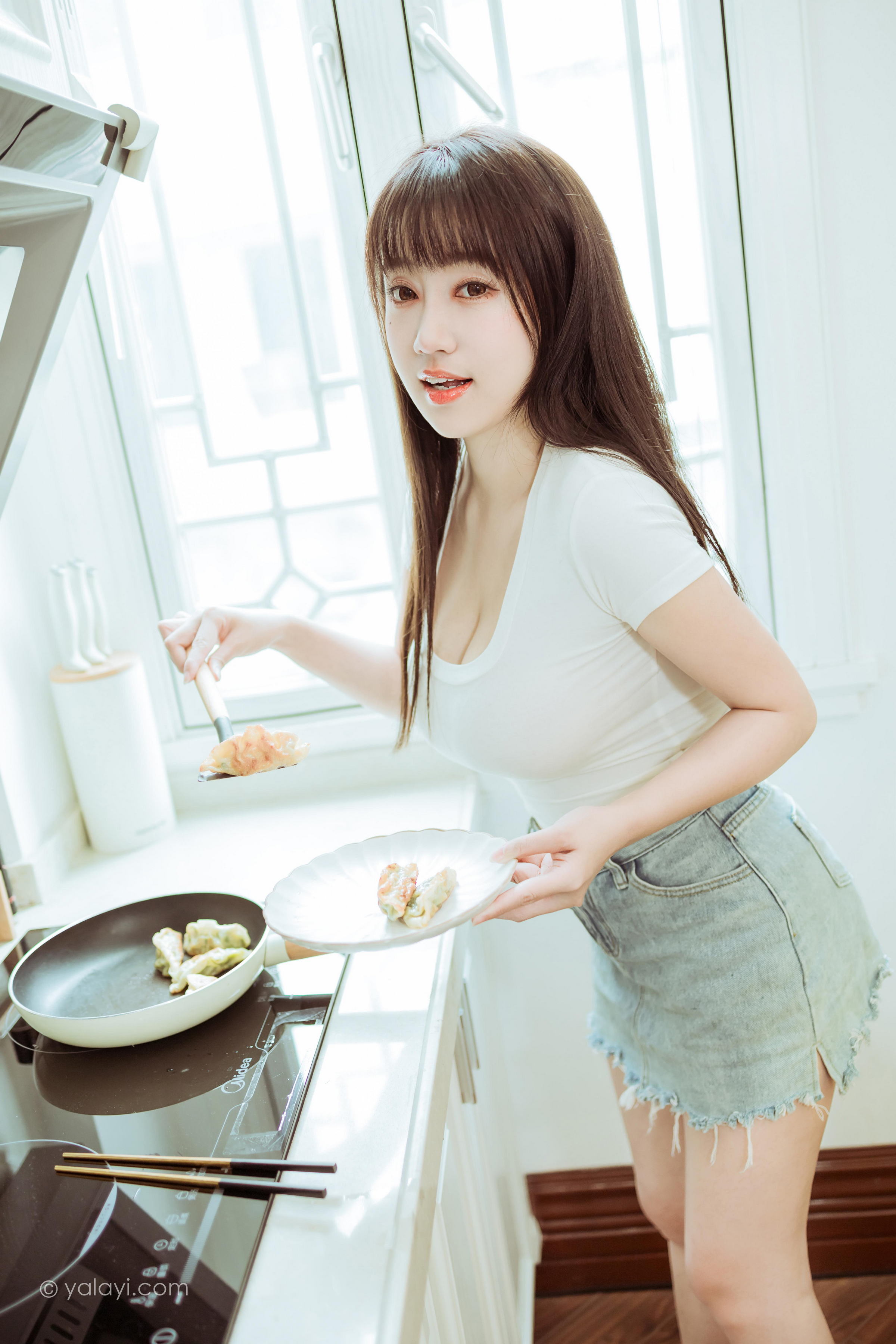 [YALAYI雅拉伊]2022.03.09 你真可爱 虞艺 白色紧身短袖加牛仔短裙性感私房写真集第5张