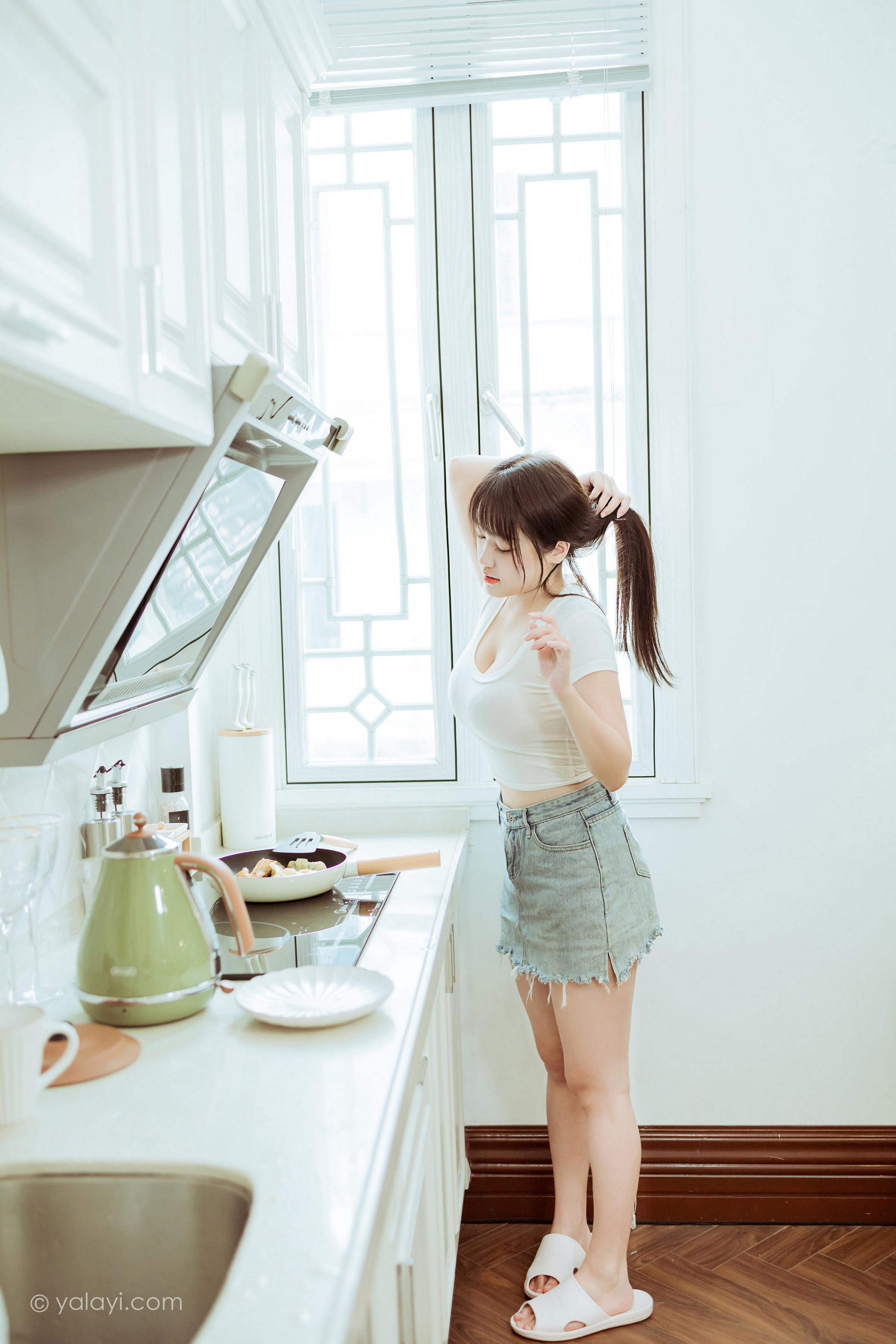 [YALAYI雅拉伊]2022.03.09 你真可爱 虞艺 白色紧身短袖加牛仔短裙性感私房写真集第4张