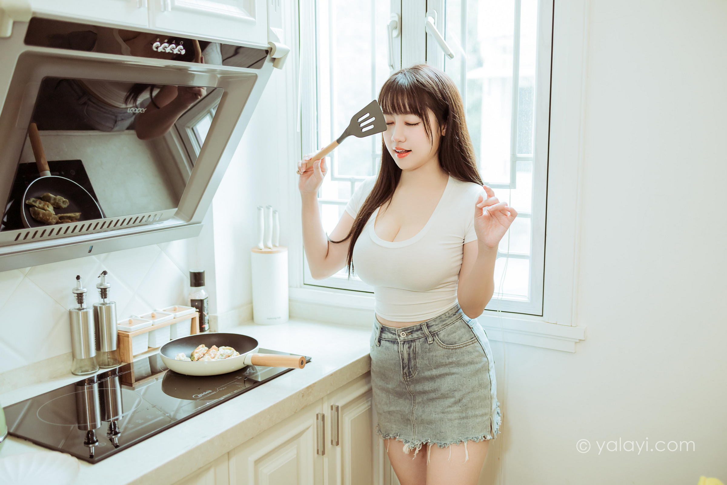 [YALAYI雅拉伊]2022.03.09 你真可爱 虞艺 白色紧身短袖加牛仔短裙性感私房写真集第1张