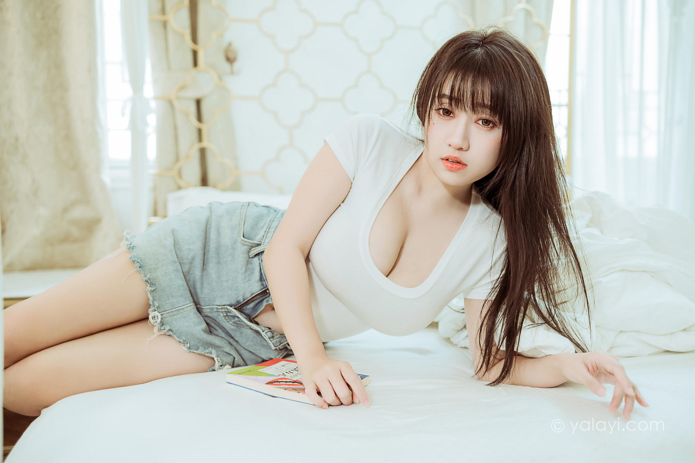 [YALAYI雅拉伊]2022.03.09 你真可爱 虞艺 白色紧身短袖加牛仔短裙性感私房写真集第11张