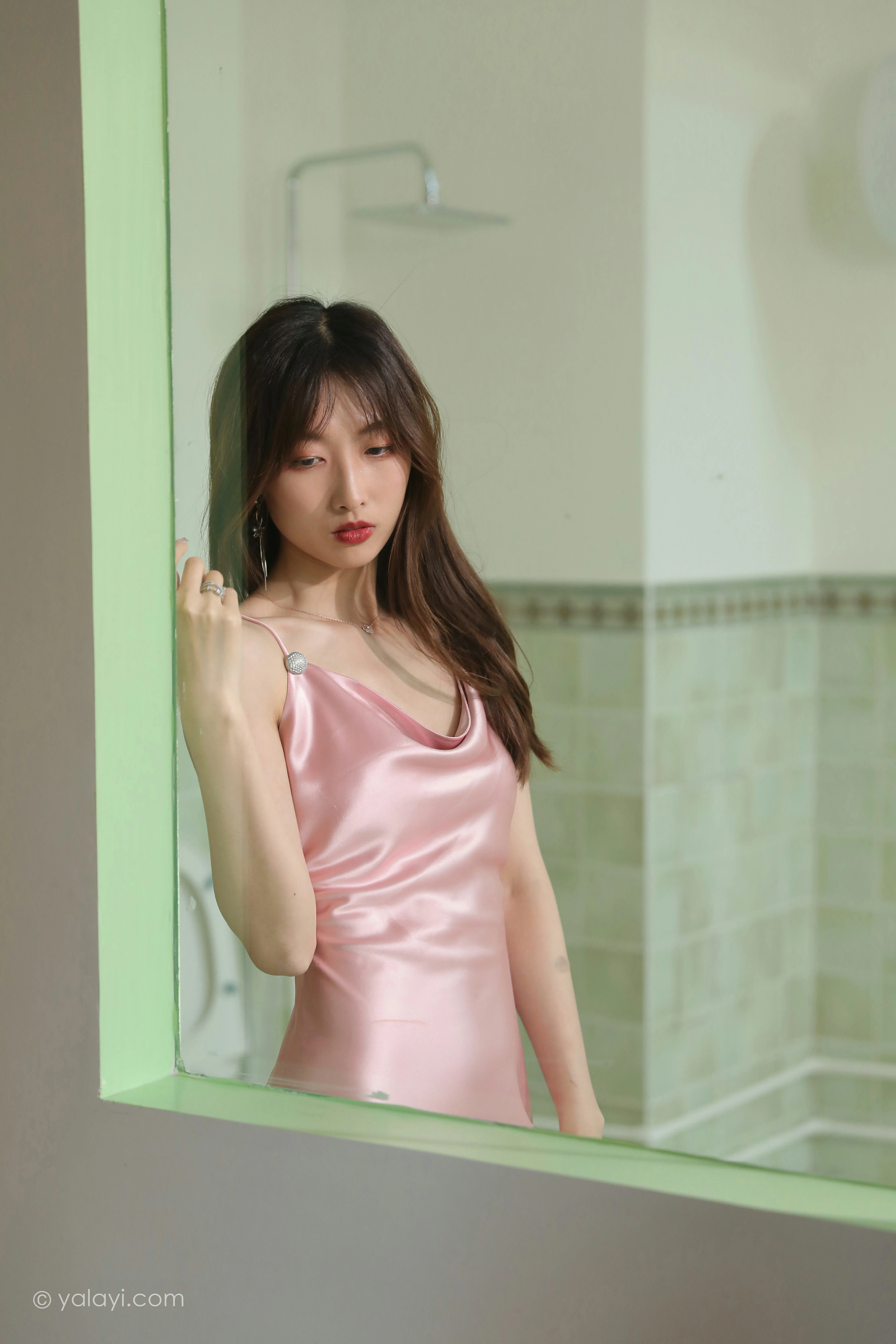 [YALAYI雅拉伊]NO.801 平心静气 佳佳 粉色吊带连衣裙居家私房写真集第3张